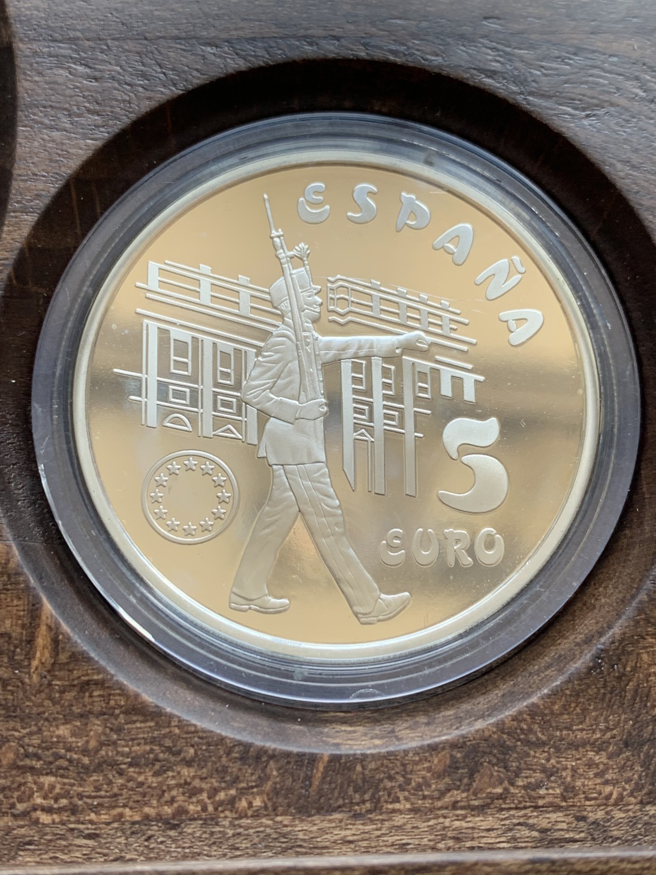 《竞宝斋》第201场-周日，周一 2场 (全场包邮) 西班牙1998年皇家卫队系列 1/5/25/200EURO原盒套币（含金币34.55克+重达209克 925银） 1枚 34.55克 大金币900金+1枚168.75克大银币+1枚33.62克+1枚6.72克