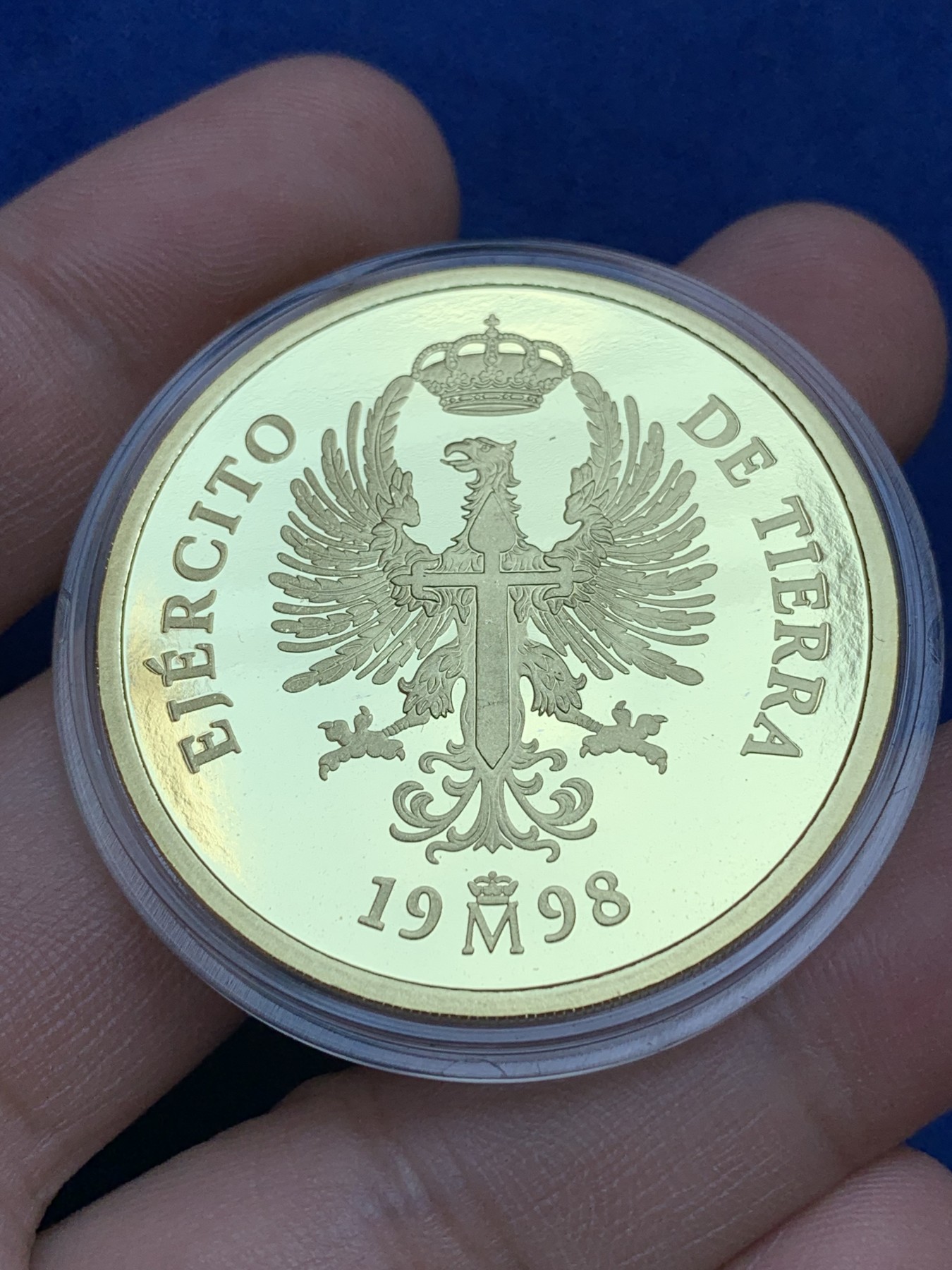 《竞宝斋》第201场-周日，周一 2场 (全场包邮) 西班牙1998年皇家卫队系列 1/5/25/200EURO原盒套币（含金币34.55克+重达209克 925银） 1枚 34.55克 大金币900金+1枚168.75克大银币+1枚33.62克+1枚6.72克