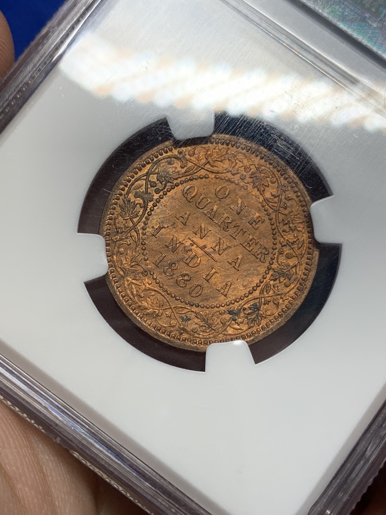 《竞宝斋》第201场-周日，周一 2场 (全场包邮) NGC-MS63RD 1880年 英属印度维多利亚女王1/4安娜铜币，小维皇帝头像。此品种多见BN、RB，RD满铜光难得，小维头像喜人