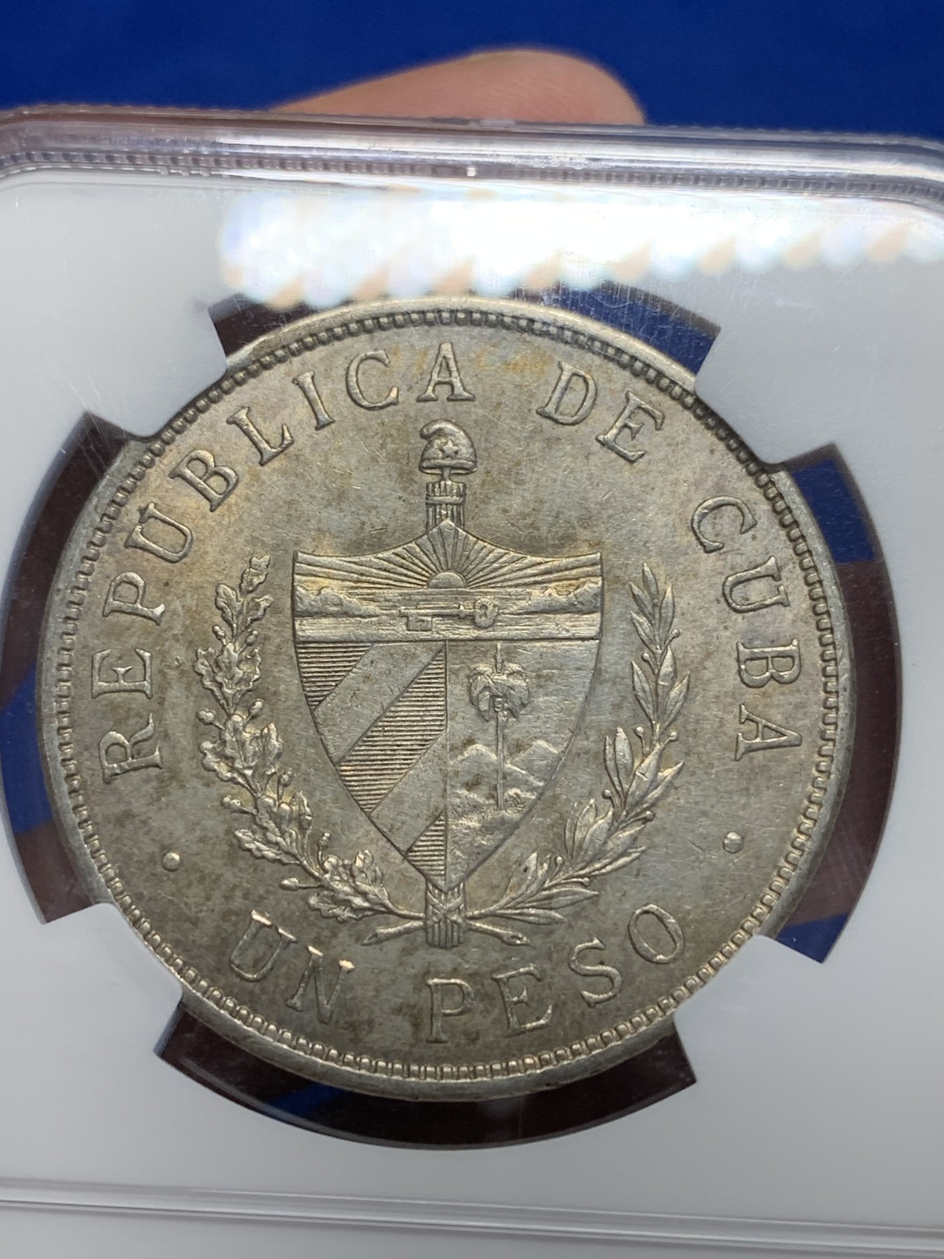 《竞宝斋》第201场-周日，周一 2场 (全场包邮) NGC  UNCD   1933 古巴大五星1比索大银币 淡金色包浆 品相没的说