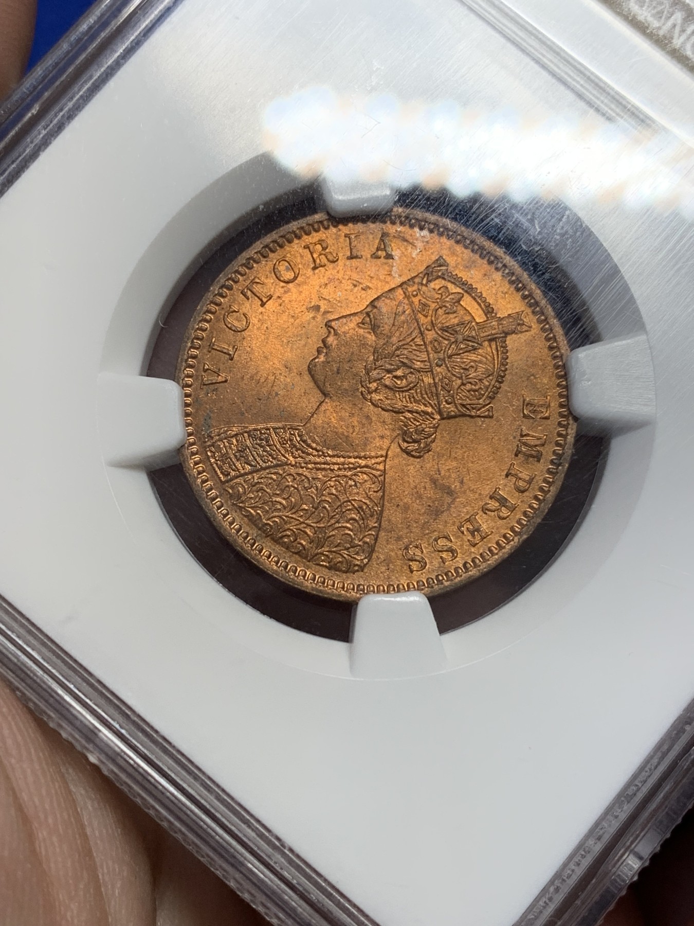 《竞宝斋》第201场-周日，周一 2场 (全场包邮) NGC-MS63RD 1880年 英属印度维多利亚女王1/4安娜铜币，小维皇帝头像。此品种多见BN、RB，RD满铜光难得，小维头像喜人