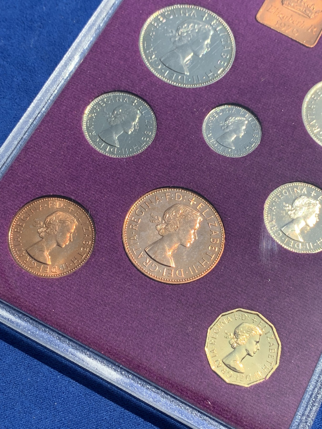 《竞宝斋》第201场-周日，周一 2场 (全场包邮) 英国伊丽莎白二世1970年精致套币，币制改革前最后一套精制币 盒证齐全