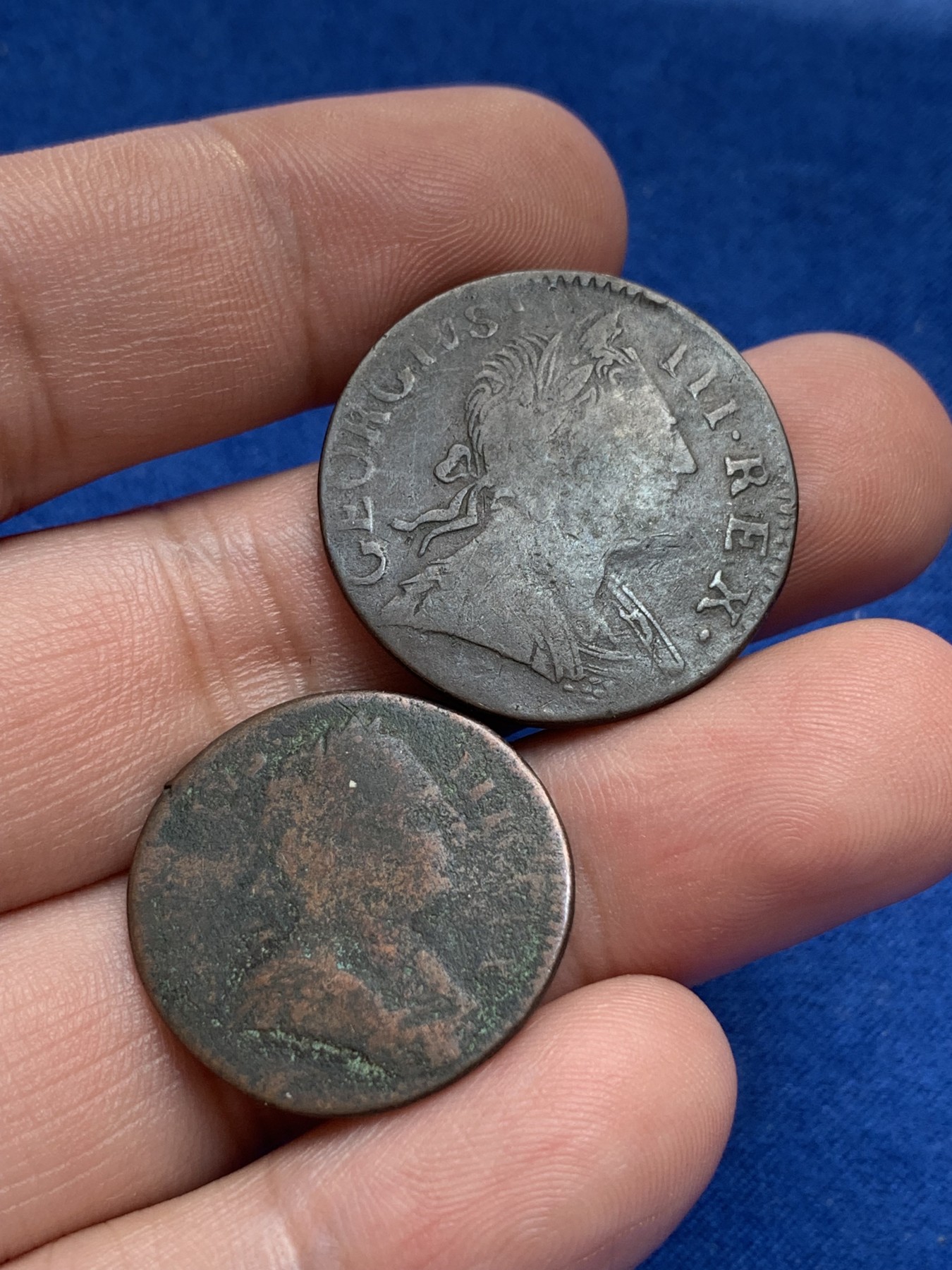 《竞宝斋》第201场-周日，周一 2场 (全场包邮) 1775年英国乔治三世半便士铜币 乔三第一版半便士，克书价极高，VF品都要200刀，远比后期版本贵，赠1773年乔三法新弱品一枚