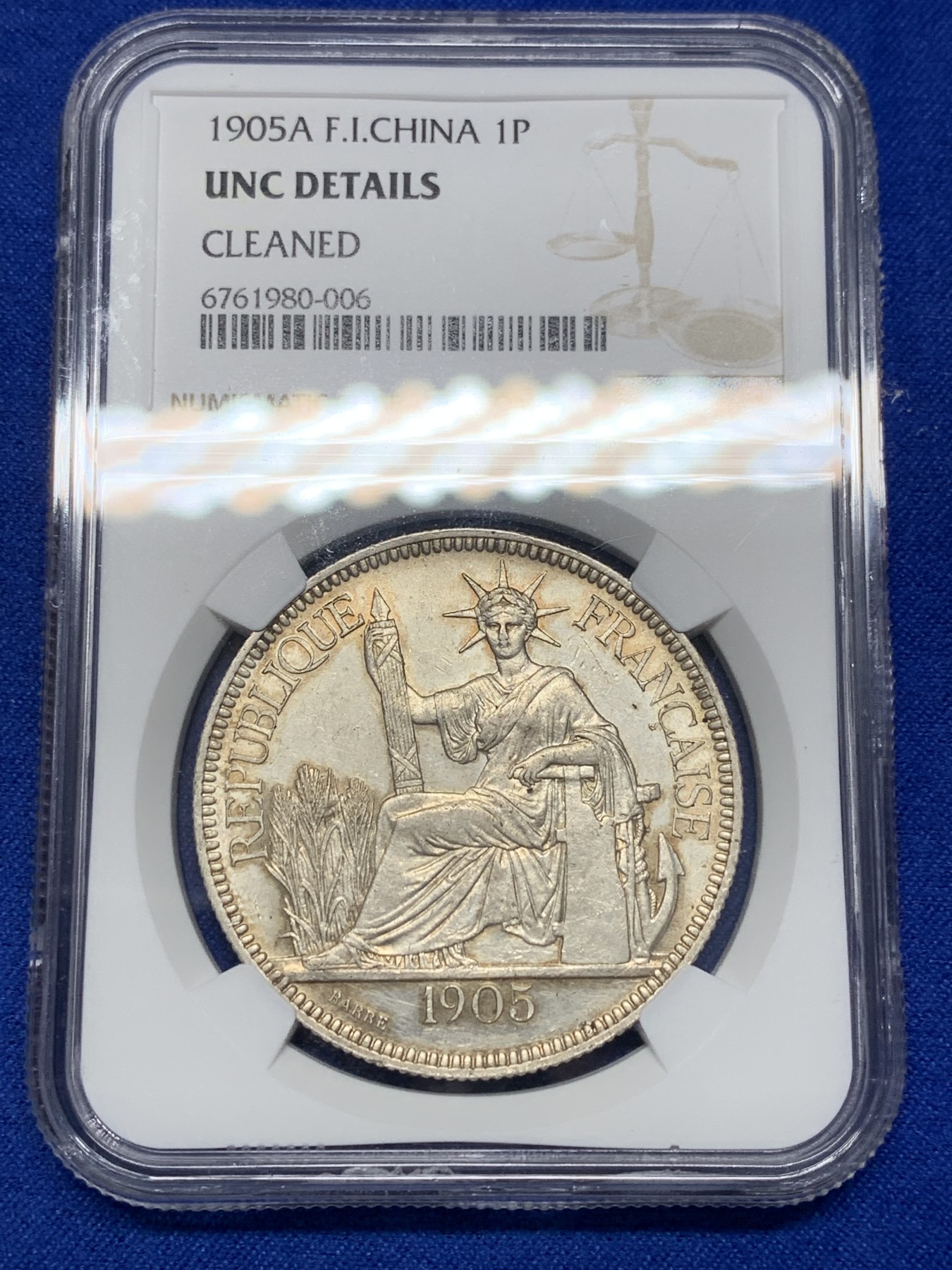 《竞宝斋》第201场-周日，周一 2场 (全场包邮) NGC UNC 法属印支 1905年 坐人 银元 正反淡彩包浆 光好 感觉可以给分的 年份也不错