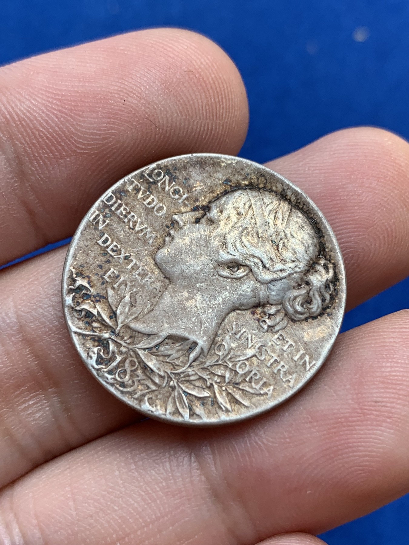 《竞宝斋》第201场-周日，周一 2场 (全场包邮) 英国1897年维多利亚登基60周年 银章 原味包浆 9.7克 25.6mm