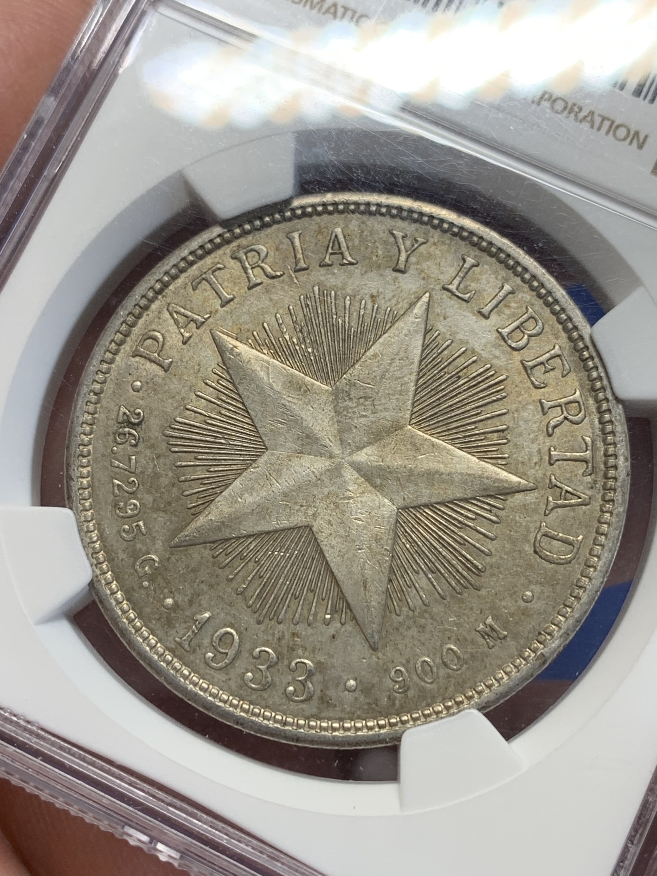 《竞宝斋》第201场-周日，周一 2场 (全场包邮) NGC  UNCD   1933 古巴大五星1比索大银币 淡金色包浆 品相没的说