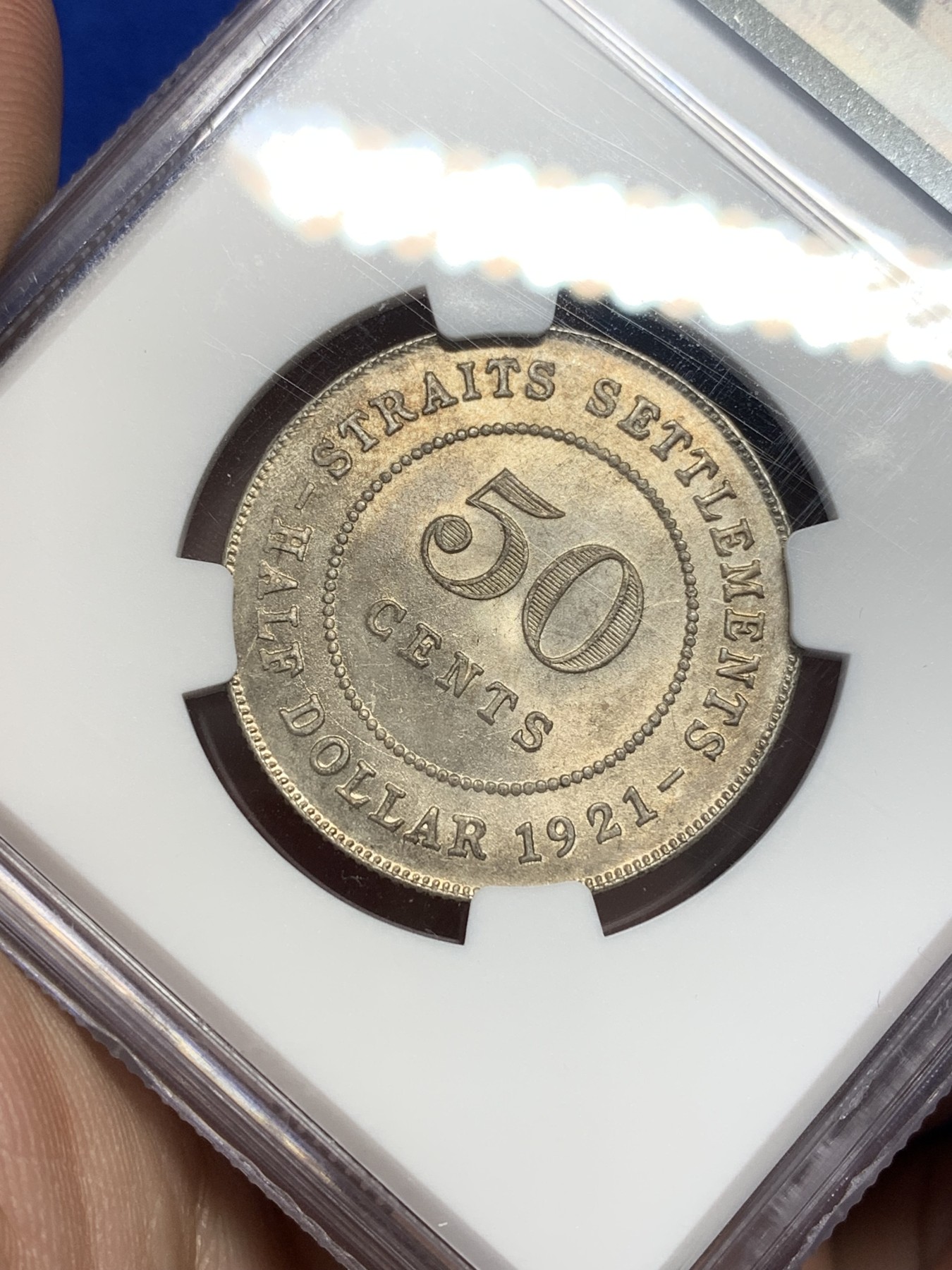 《竞宝斋》第201场-周日，周一 2场 (全场包邮) NGC-MS63 1921年英属海峡殖民地乔五50分银币，半圆大小。金彩包浆，车轮光。壹圆同分已经三四千起步，半圆仍具潜力。