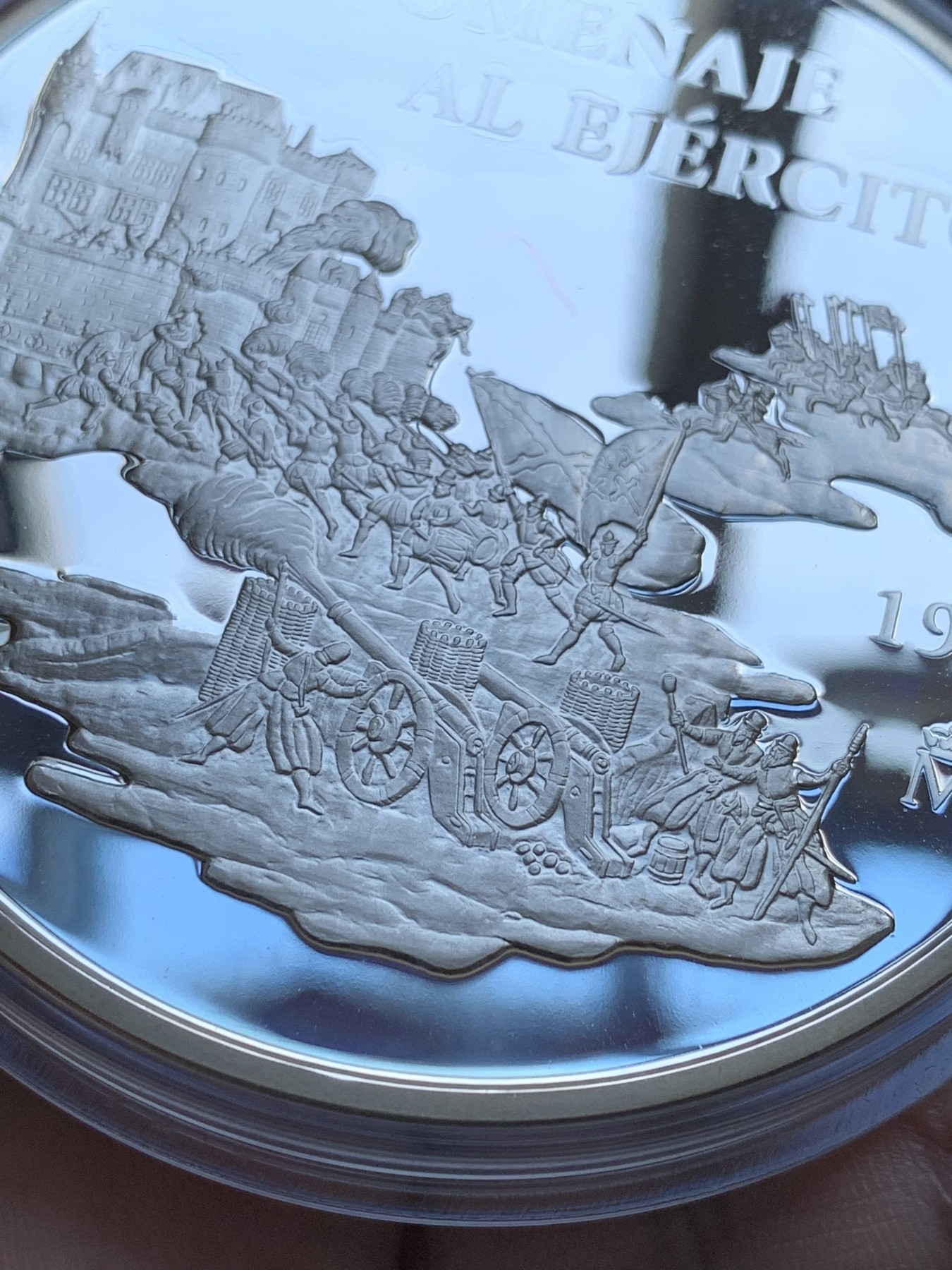 《竞宝斋》第201场-周日，周一 2场 (全场包邮) 西班牙1998年皇家卫队系列 1/5/25/200EURO原盒套币（含金币34.55克+重达209克 925银） 1枚 34.55克 大金币900金+1枚168.75克大银币+1枚33.62克+1枚6.72克