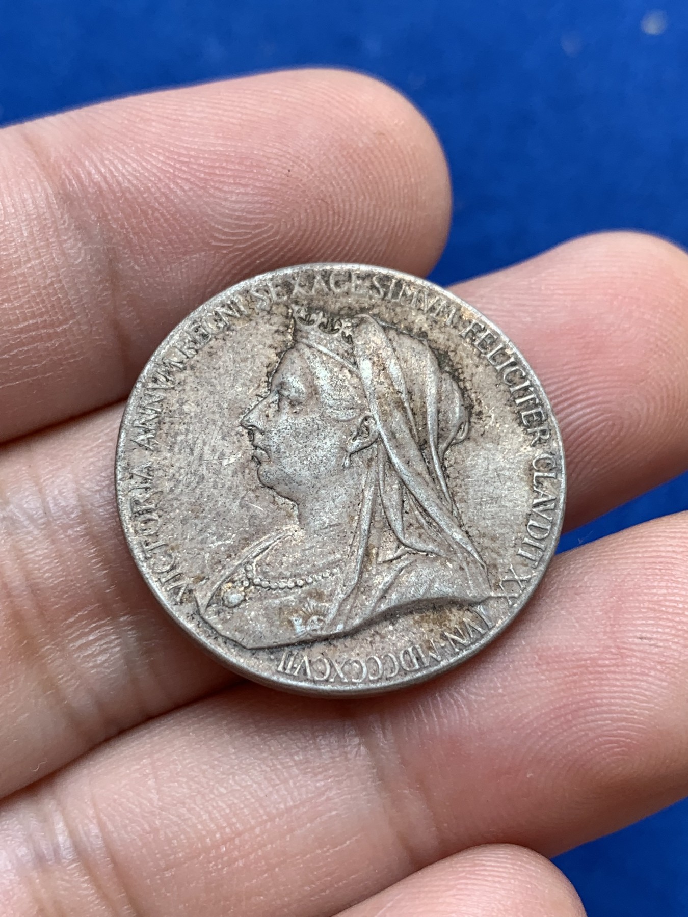 《竞宝斋》第201场-周日，周一 2场 (全场包邮) 英国1897年维多利亚登基60周年 银章 原味包浆 9.7克 25.6mm