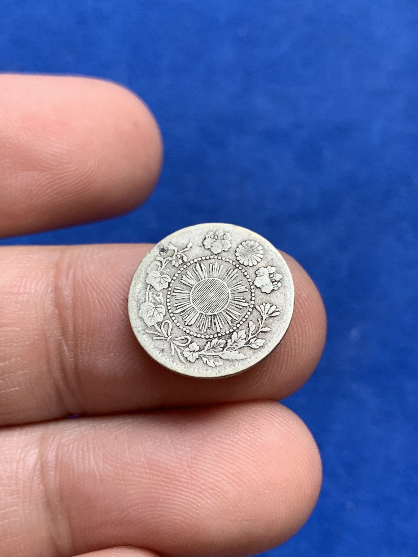 《竞宝斋》第201场-周日，周一 2场 (全场包邮) 日本明治4年 1871年旭日大字5钱银币，仅发行1.665.613枚  仅有1年。150年稀有品