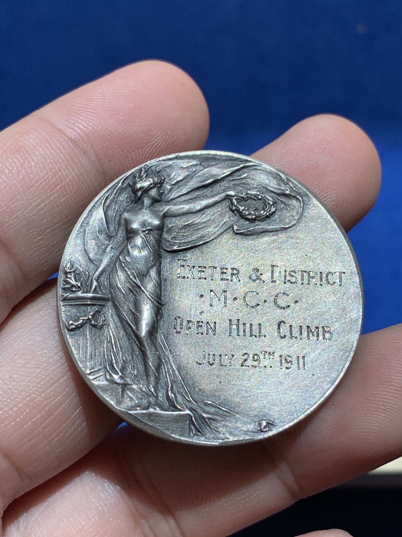 《竞宝斋》第201场-周日，周一 2场 (全场包邮) 1911年英国开放式登山一等银质奖牌，高浮雕女神，很漂亮，好品带原盒。23.3克，38.4mm