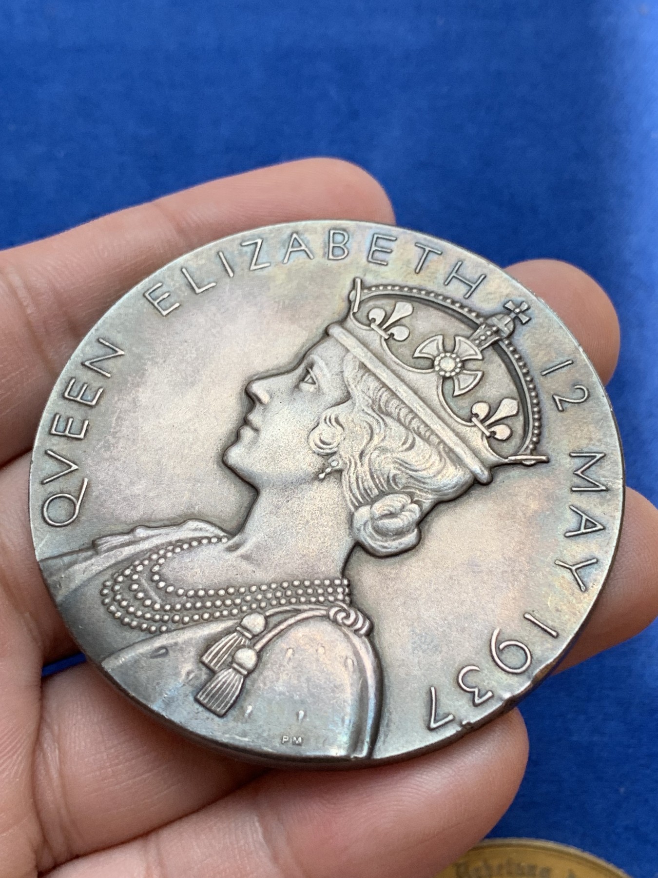 《竞宝斋》第201场-周日，周一 2场 (全场包邮) 1937年乔治六世加冕纪念大银章，57mm，91.2g 少见品种