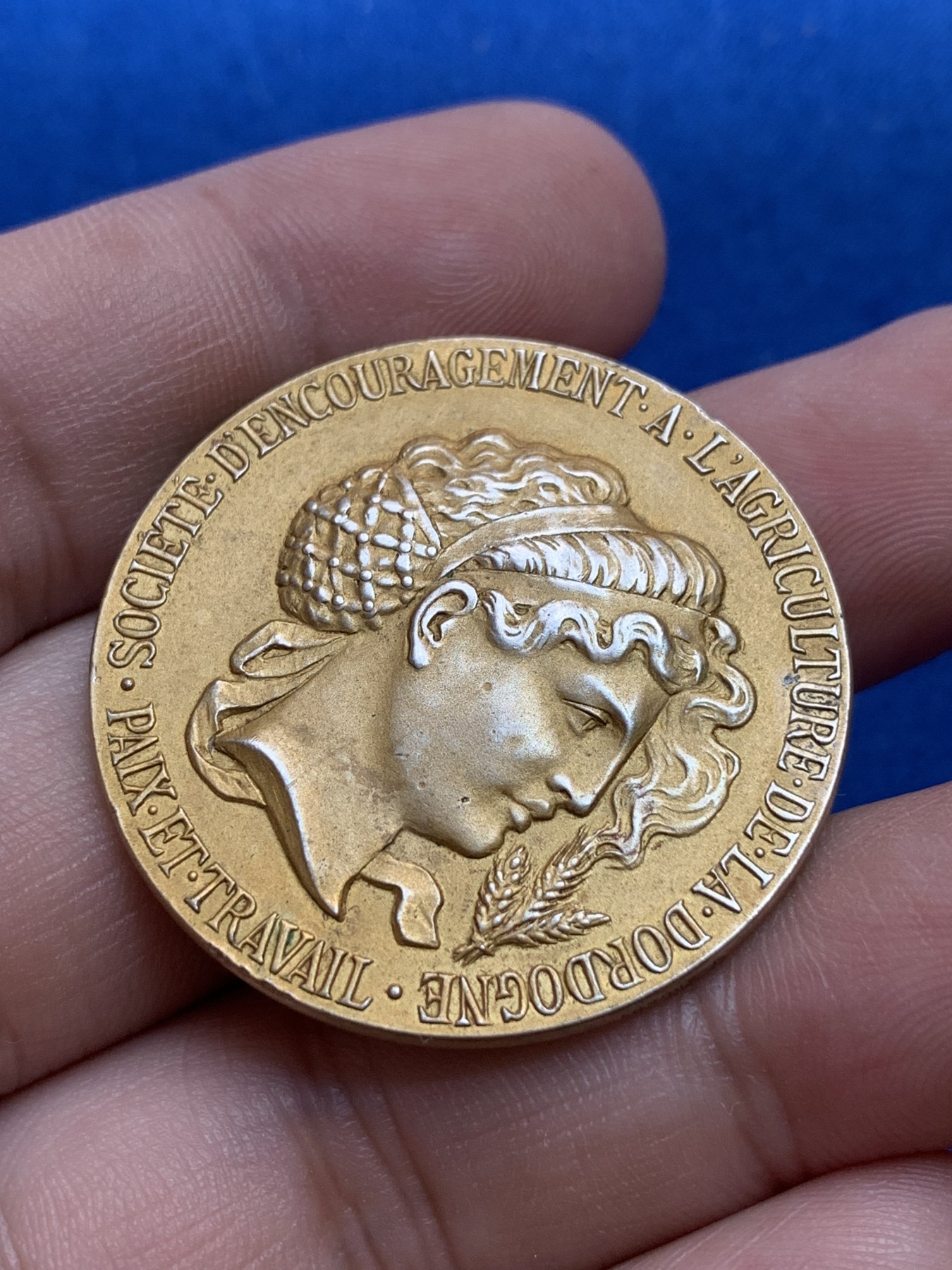 《竞宝斋》第201场-周日，周一 2场 (全场包邮) 法国农业玛丽安娜镀金银章   直径：35.8mm  重量：22.8g   边铭：丰饶角加银标