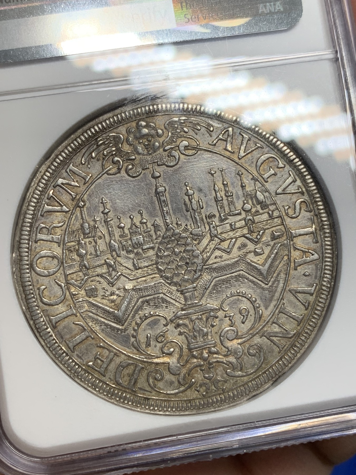 《竞宝斋》第201场-周日，周一 2场 (全场包邮) NGC AUD 德国 1639年 奥格斯堡城市景观1泰勒银币 味道很好