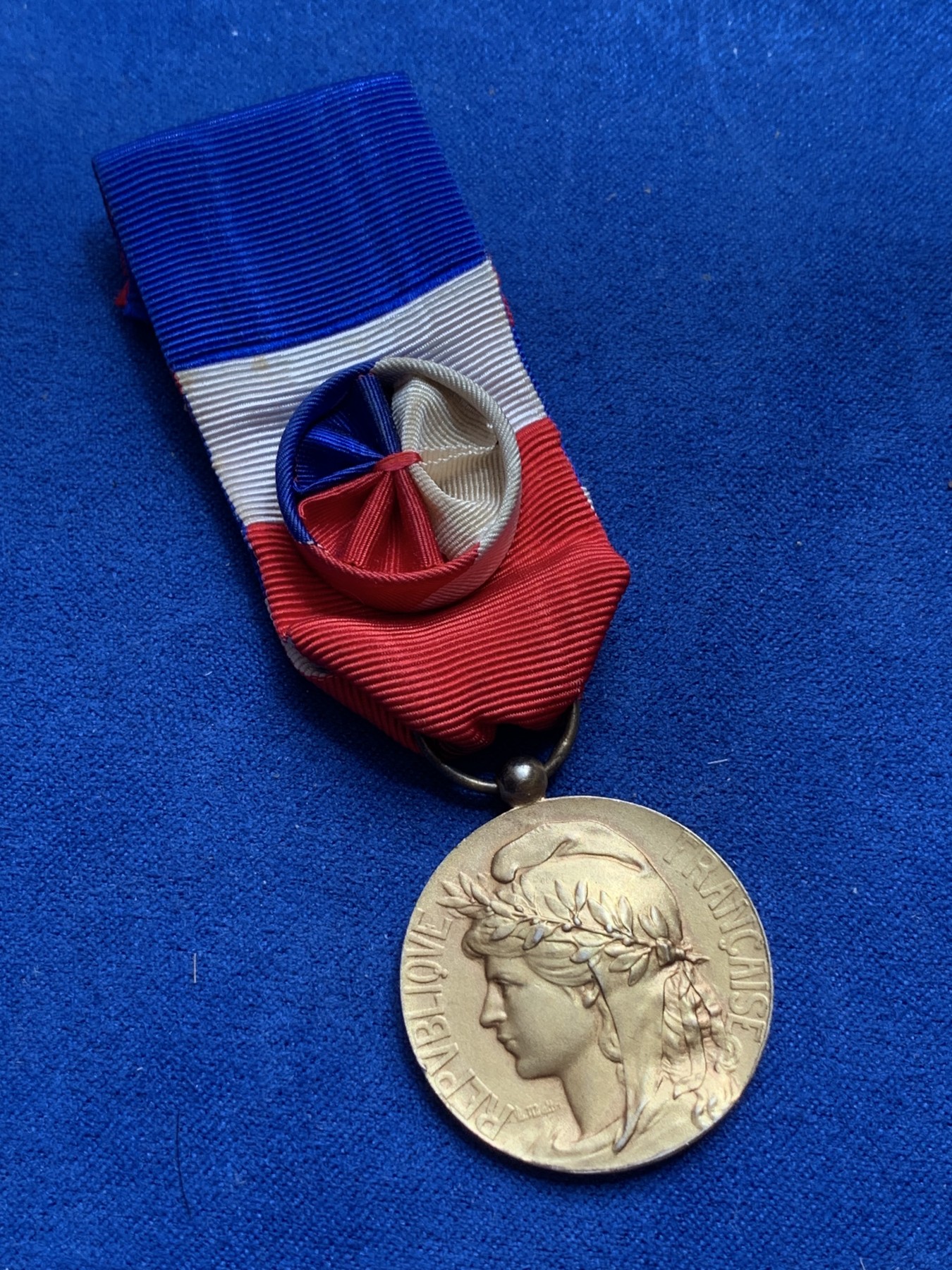 《竞宝斋》第201场-周日，周一 2场 (全场包邮) 法国1964年镀金银质奖章，正面为玛丽安娜，背面为锤子和奖章获得者的姓名，非常漂亮