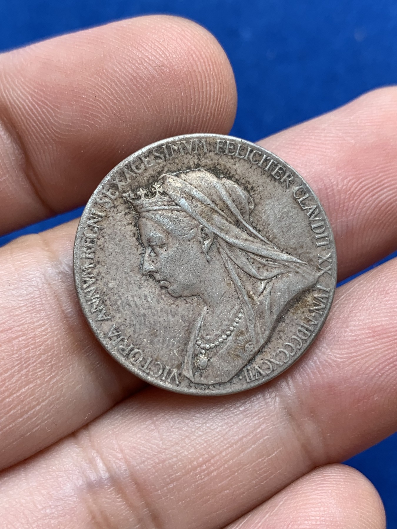 《竞宝斋》第201场-周日，周一 2场 (全场包邮) 英国1897年维多利亚登基60周年 银章 原味包浆 9.7克 25.6mm