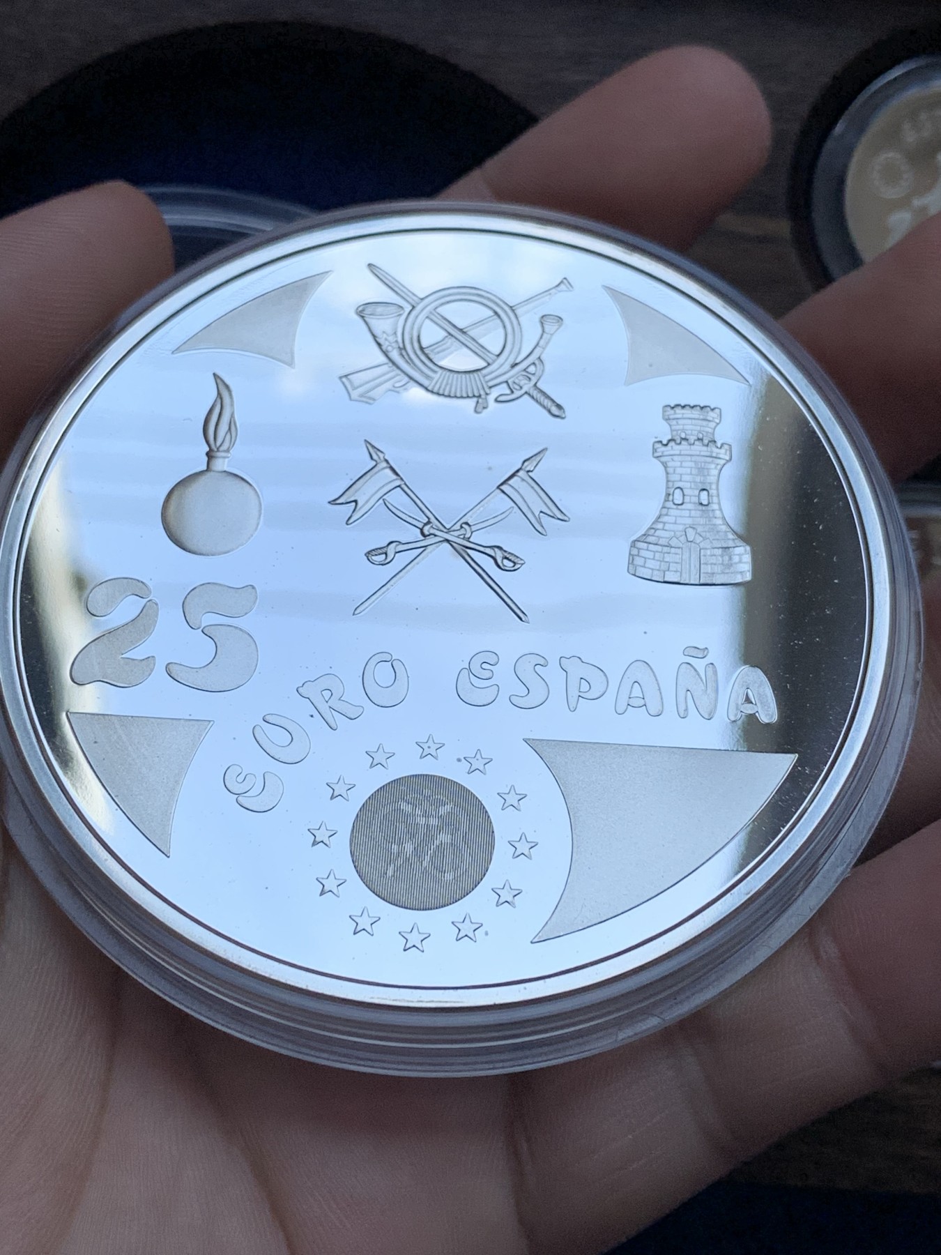 《竞宝斋》第201场-周日，周一 2场 (全场包邮) 西班牙1998年皇家卫队系列 1/5/25/200EURO原盒套币（含金币34.55克+重达209克 925银） 1枚 34.55克 大金币900金+1枚168.75克大银币+1枚33.62克+1枚6.72克