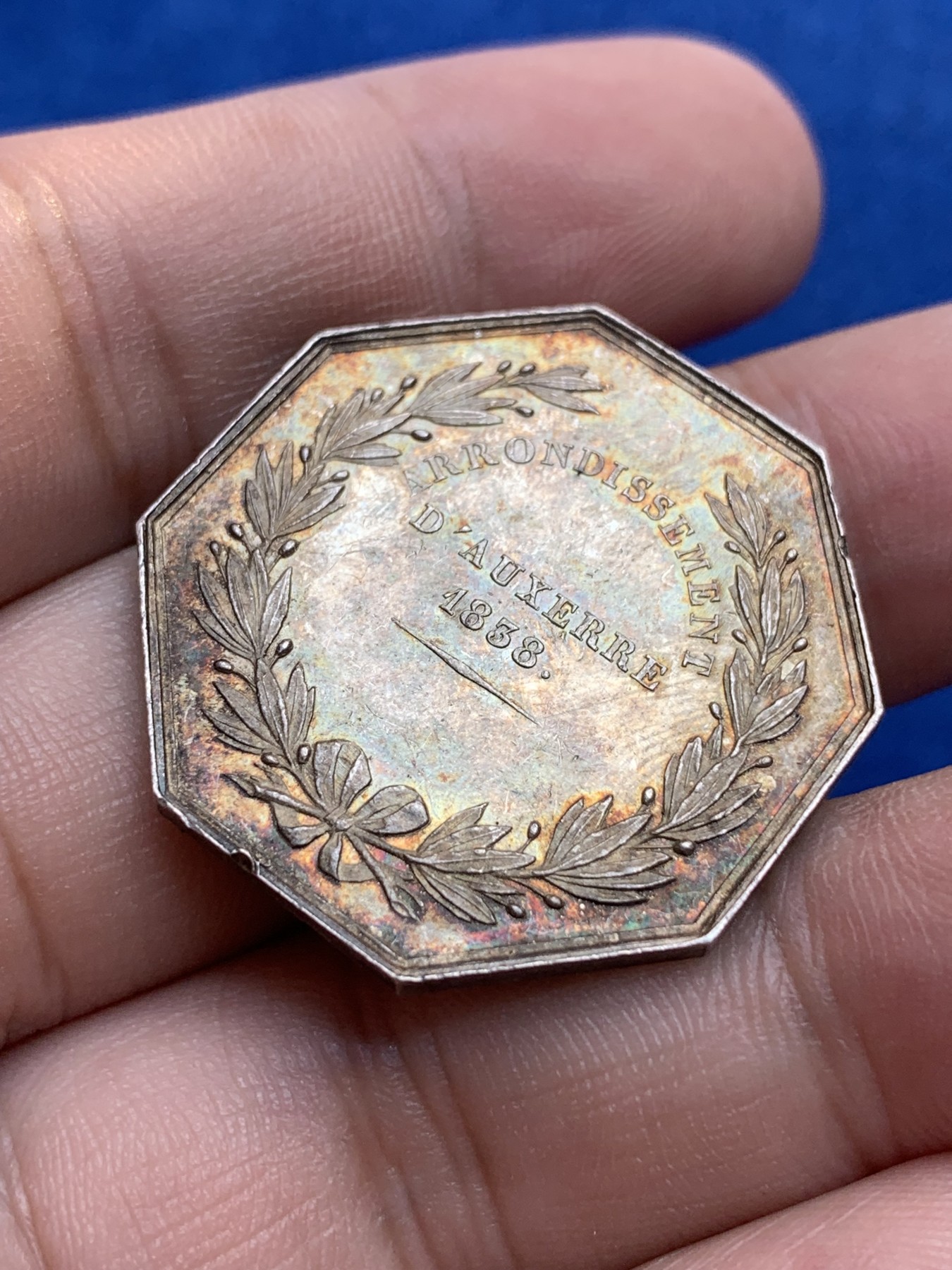 《竞宝斋》第201场-周日，周一 2场 (全场包邮) 法国1845-1860 公证处八角银质代币   重量：13.2g  30.5mm 边铭：手指＋银标