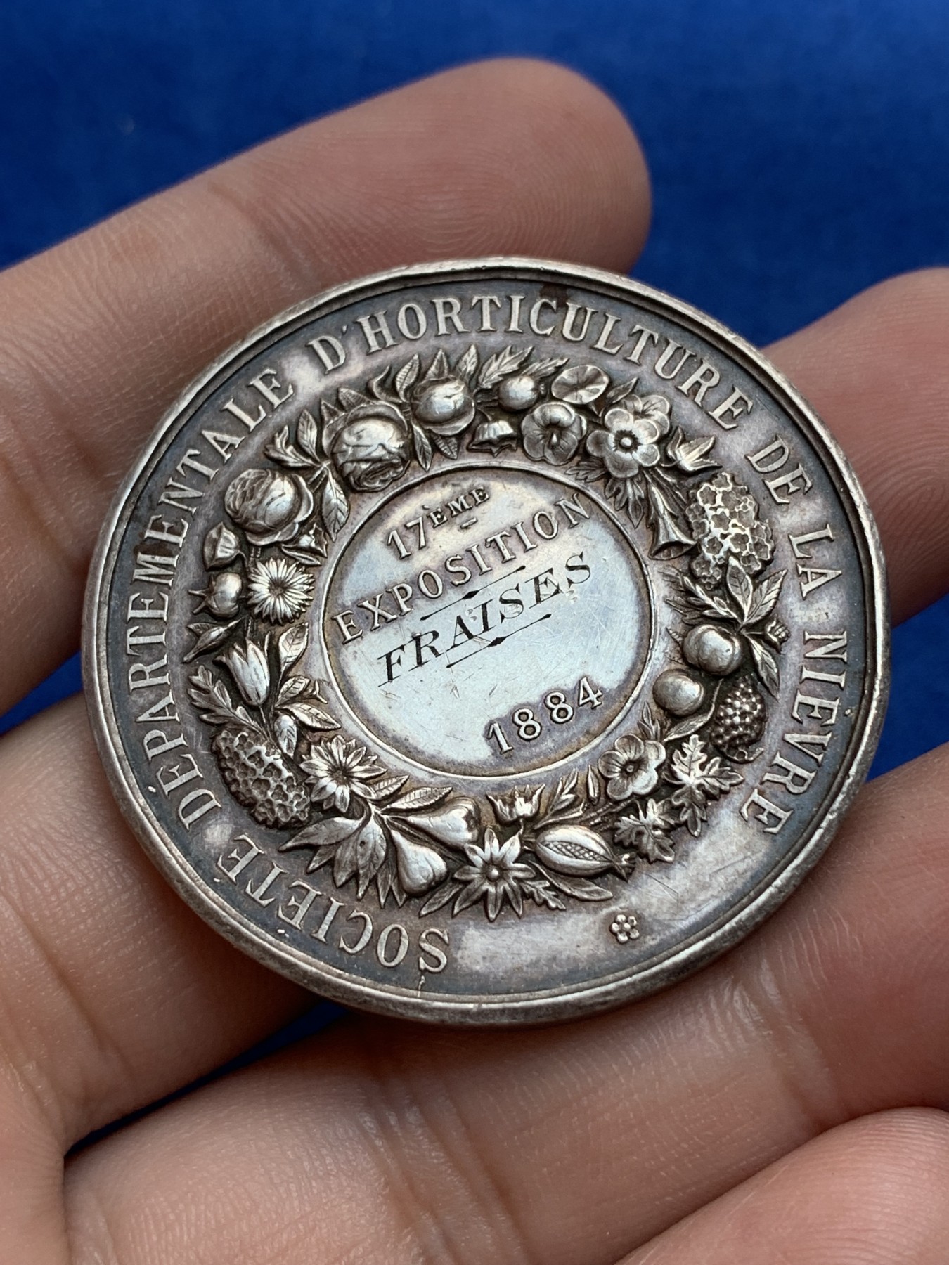 《竞宝斋》第201场-周日，周一 2场 (全场包邮) 法国1884年三小天使17届草莓展览纪念银章  直径：41mm  重量：38.16gr  边铭：丰饶角＋银标