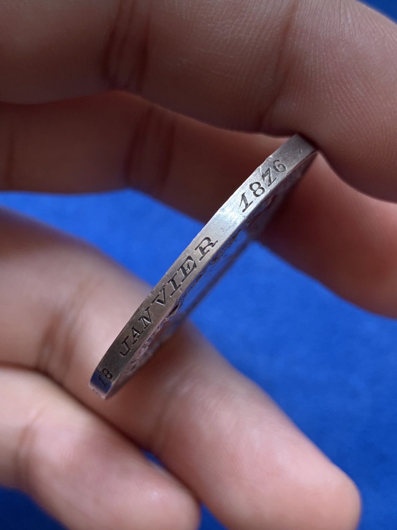 《竞宝斋》第201场-周日，周一 2场 (全场包邮) 法国1876年结婚纪念银章  较大较少版本  直径：36 毫米  重量：21.8克  边铭：蜜蜂＋银标 品种很不错