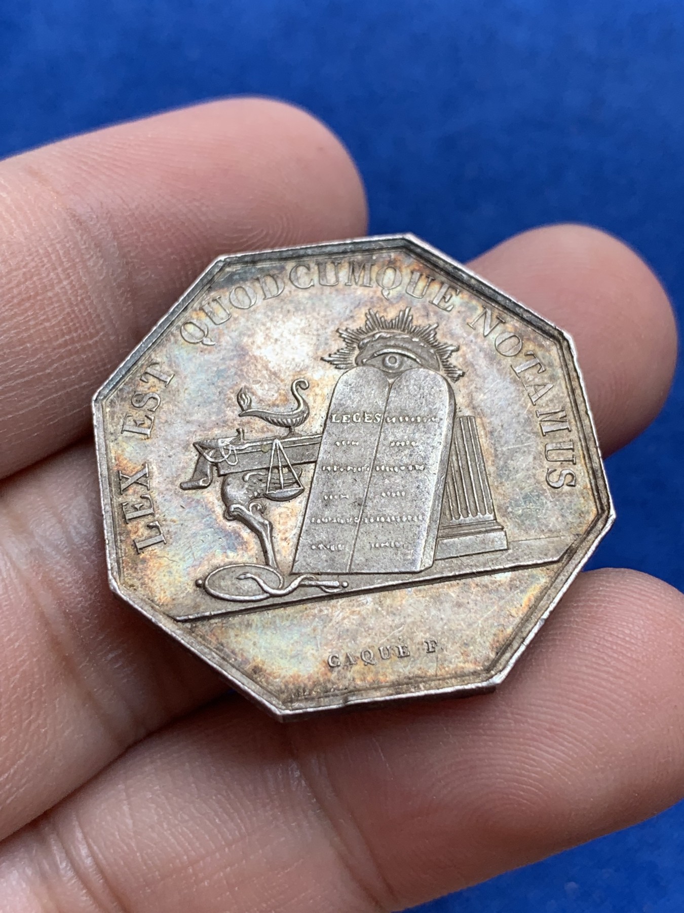 《竞宝斋》第201场-周日，周一 2场 (全场包邮) 法国1845-1860 公证处八角银质代币   重量：13.2g  30.5mm 边铭：手指＋银标