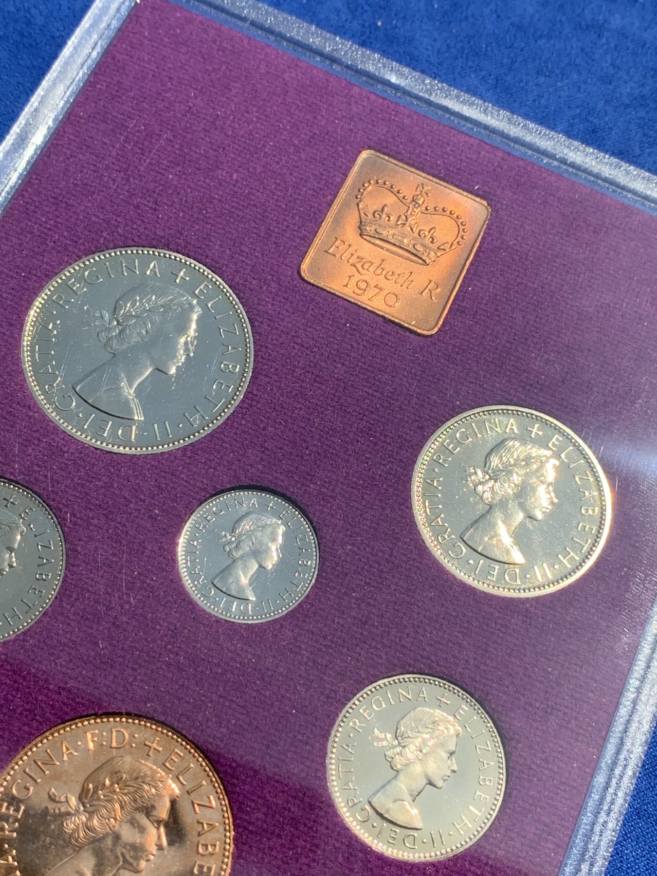 《竞宝斋》第201场-周日，周一 2场 (全场包邮) 英国伊丽莎白二世1970年精致套币，币制改革前最后一套精制币 盒证齐全
