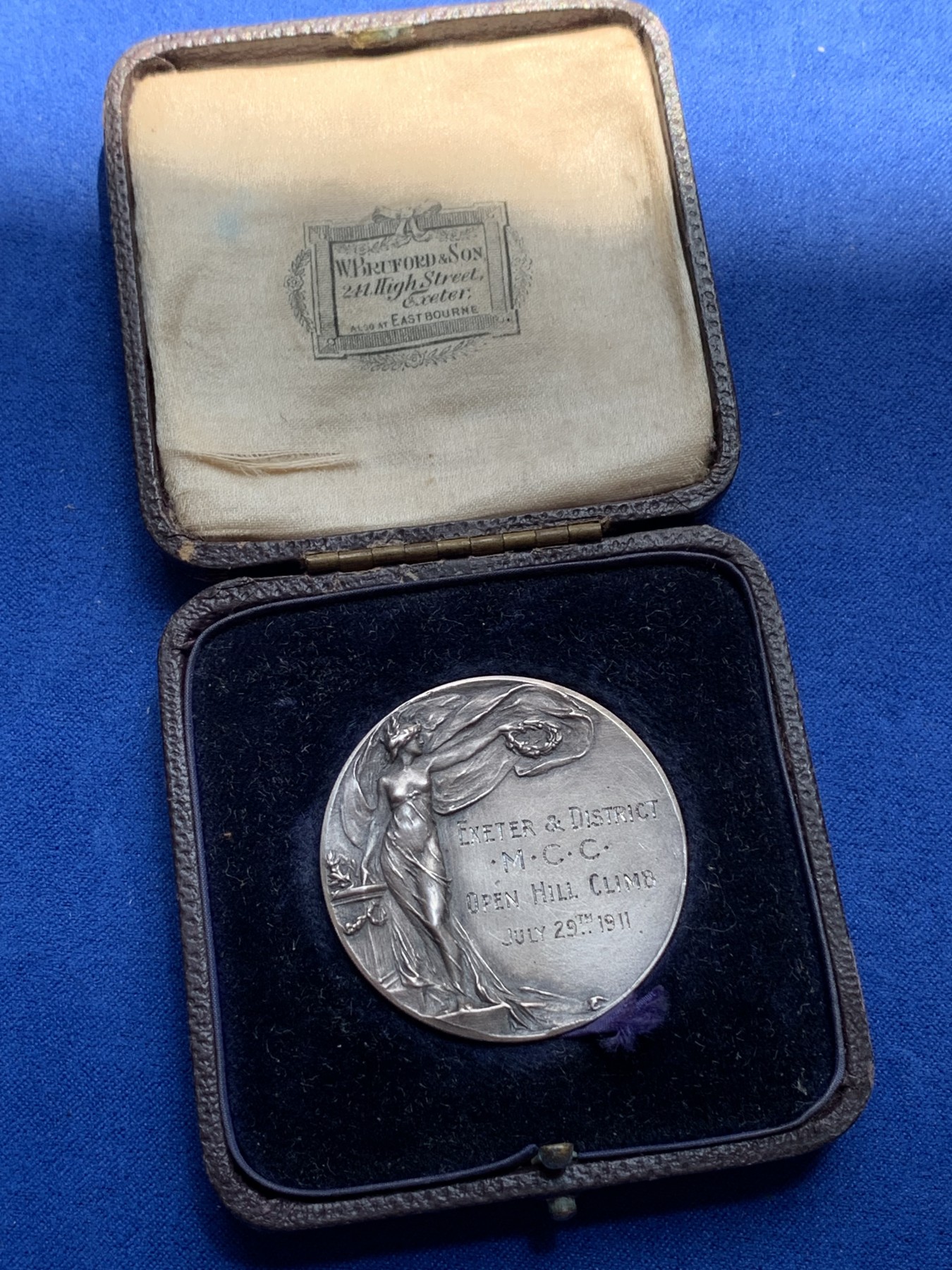 《竞宝斋》第201场-周日，周一 2场 (全场包邮) 1911年英国开放式登山一等银质奖牌，高浮雕女神，很漂亮，好品带原盒。23.3克，38.4mm