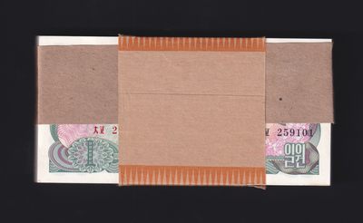 草稿银行第十一期国内外钞票硬币拍卖 朝鲜1978年1圆券 原版银行券 100张连号 原刀 全新原票微黄 