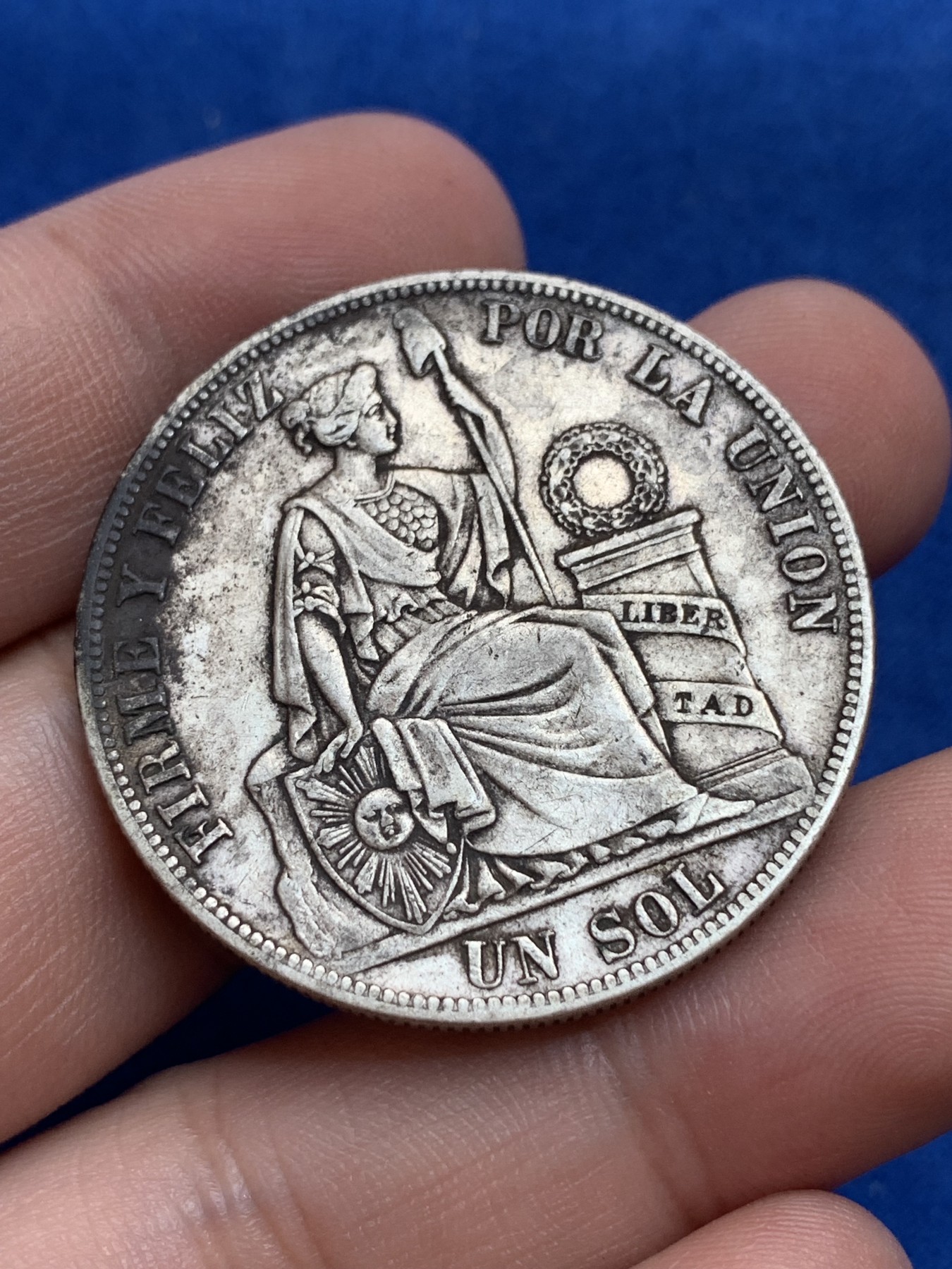 《竞宝斋》第201场-周日，周一 2场 (全场包邮) 秘鲁1887年1索尔大银币，高银版，女神面容五官清晰可见