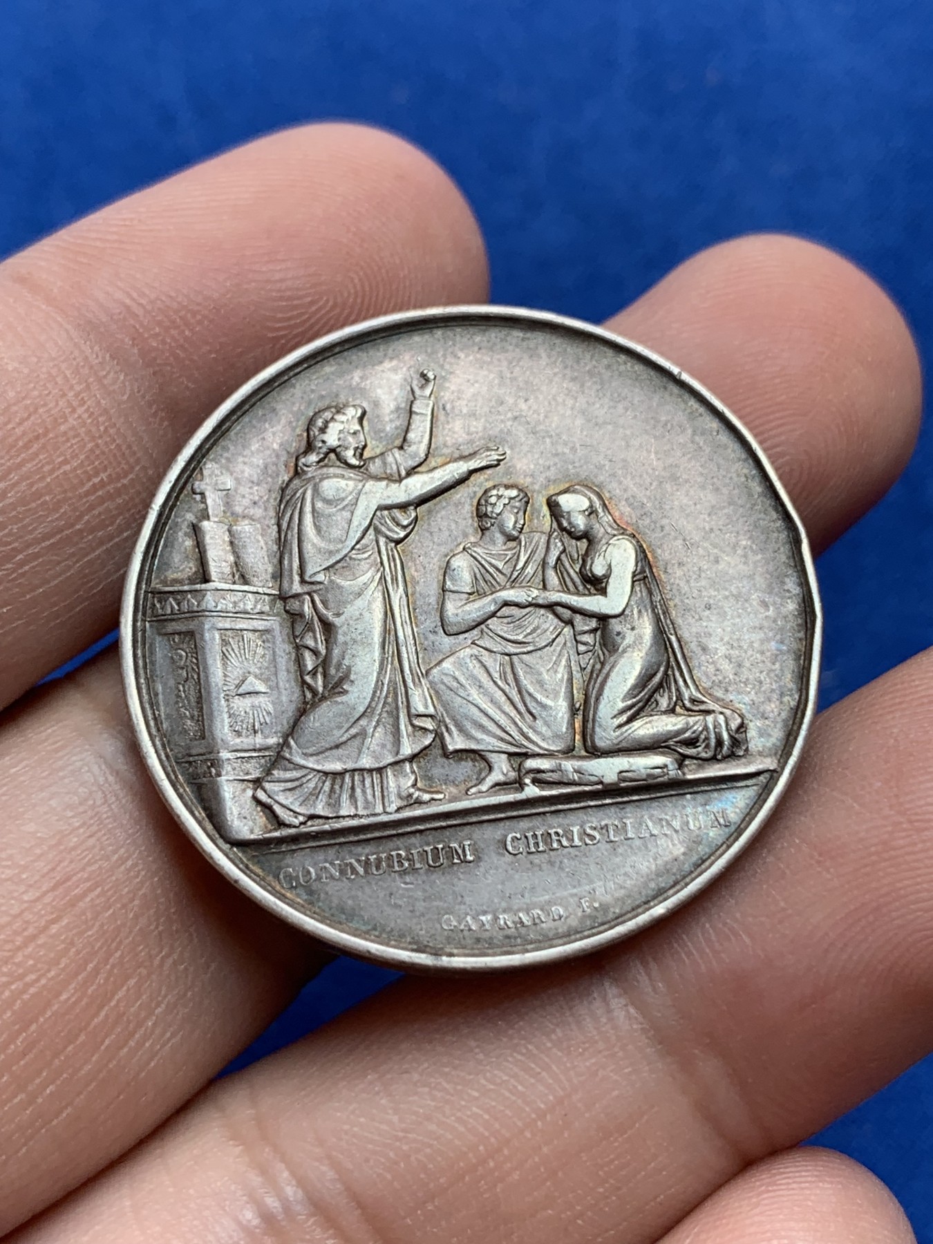 《竞宝斋》第201场-周日，周一 2场 (全场包邮) 法国 1858年 银质 婚章 淡金包浆 背面有花体雕刻 边上结婚的铭文 非常少见   16.1克  33.4mm直径 手指边铭 带银标