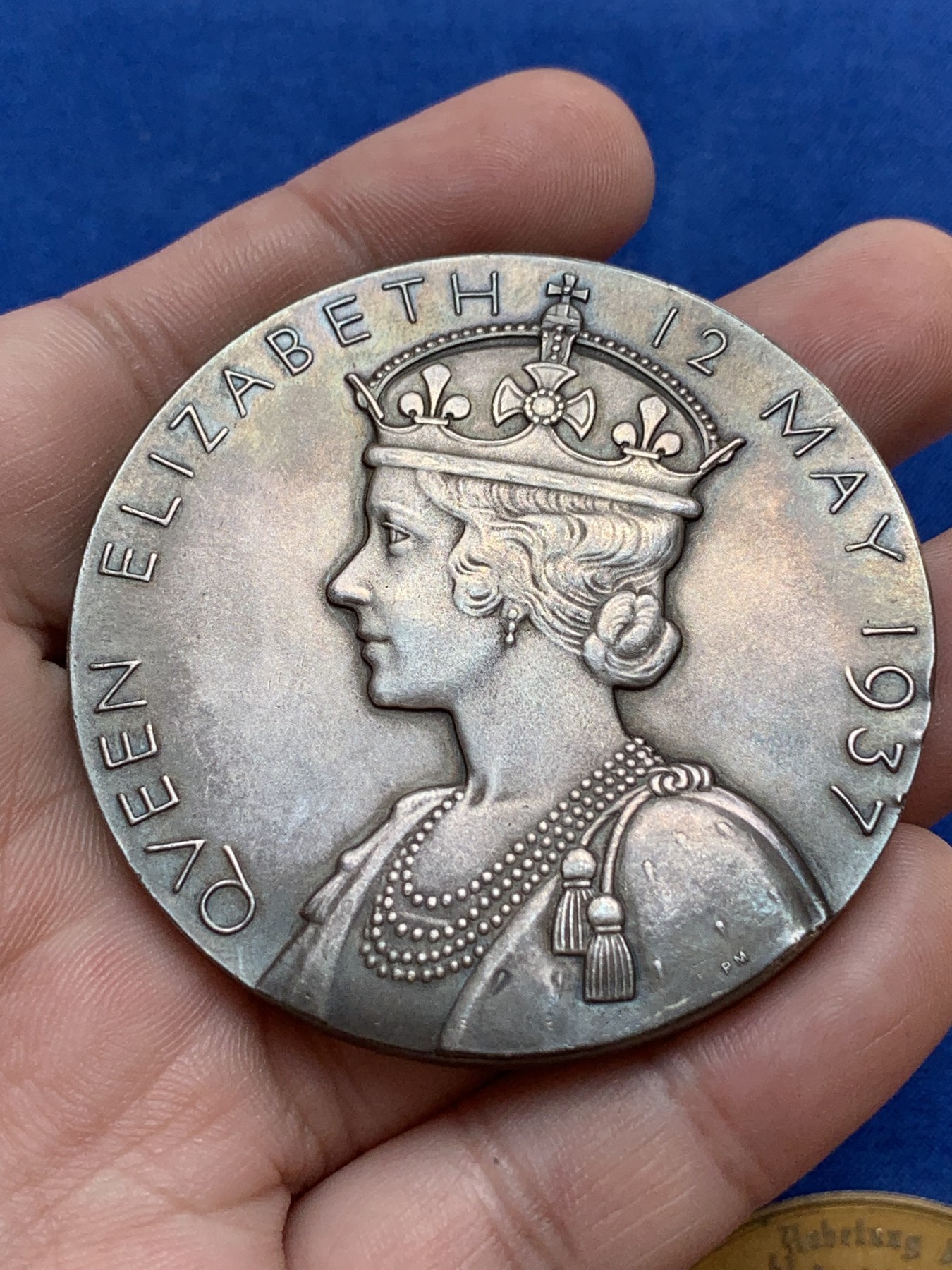 《竞宝斋》第201场-周日，周一 2场 (全场包邮) 1937年乔治六世加冕纪念大银章，57mm，91.2g 少见品种