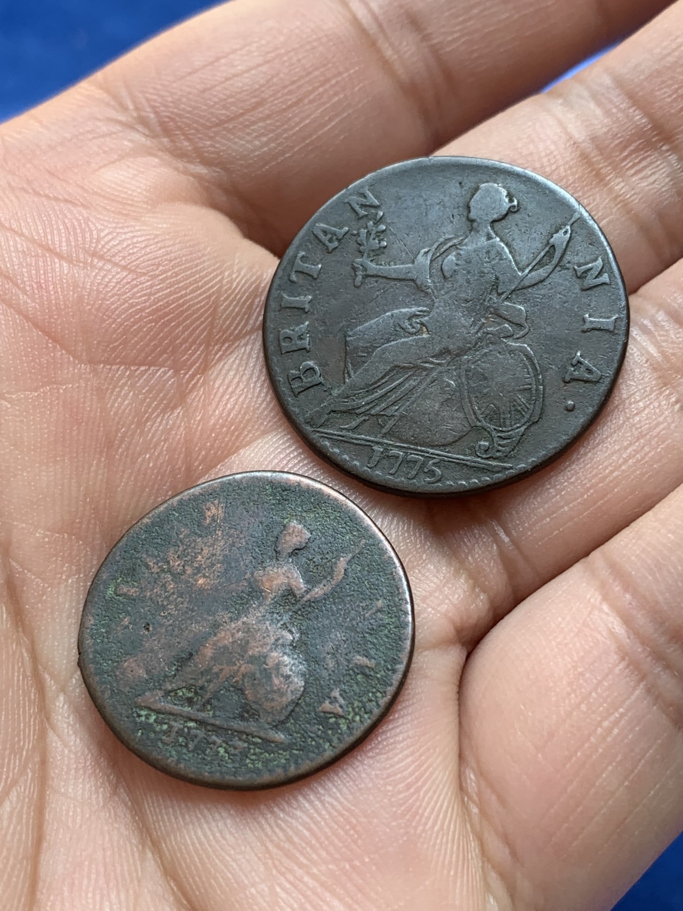 《竞宝斋》第201场-周日，周一 2场 (全场包邮) 1775年英国乔治三世半便士铜币 乔三第一版半便士，克书价极高，VF品都要200刀，远比后期版本贵，赠1773年乔三法新弱品一枚