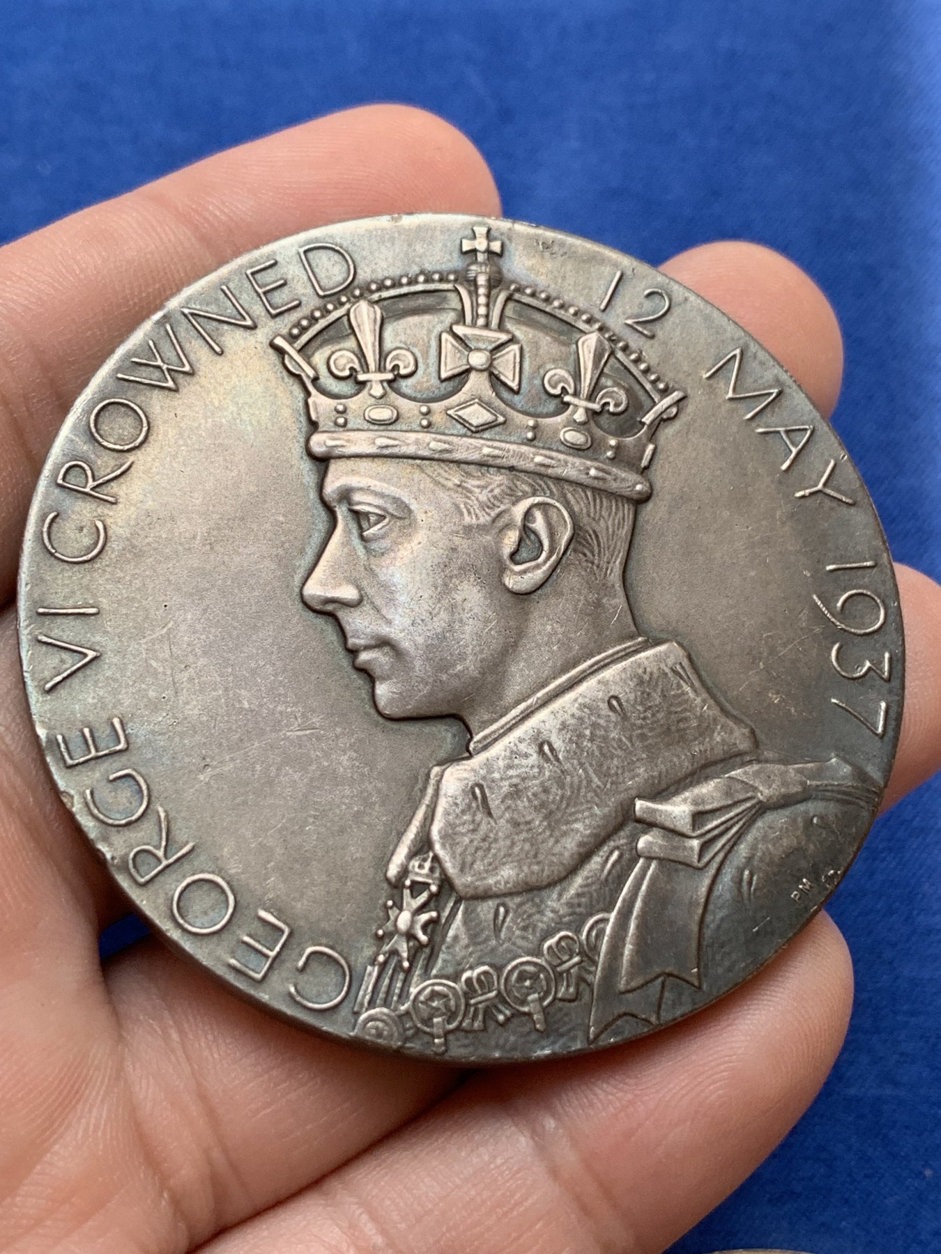 《竞宝斋》第201场-周日，周一 2场 (全场包邮) 1937年乔治六世加冕纪念大银章，57mm，91.2g 少见品种