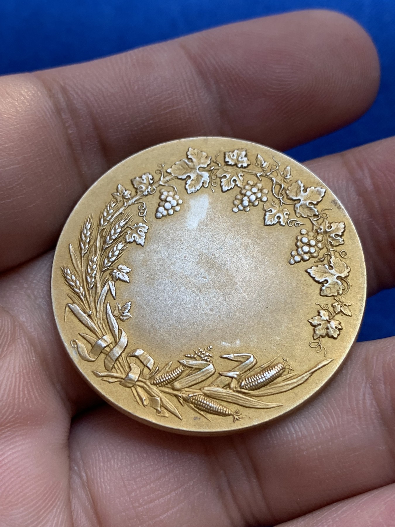 《竞宝斋》第201场-周日，周一 2场 (全场包邮) 法国农业玛丽安娜镀金银章   直径：35.8mm  重量：22.8g   边铭：丰饶角加银标