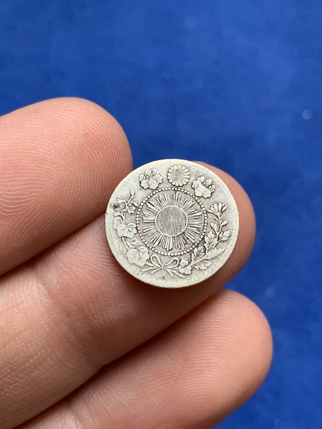 《竞宝斋》第201场-周日，周一 2场 (全场包邮) 日本明治4年 1871年旭日大字5钱银币，仅发行1.665.613枚  仅有1年。150年稀有品