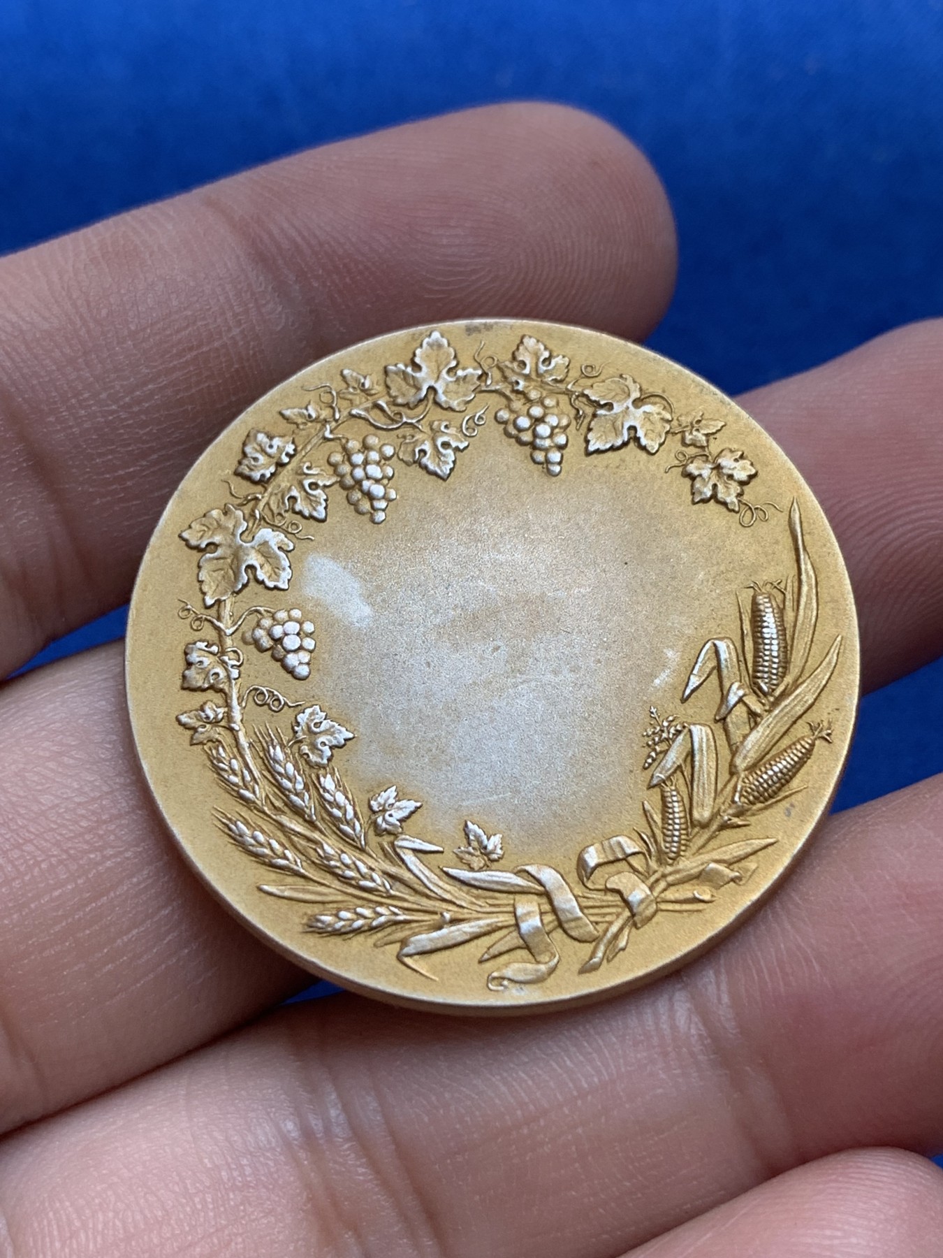 《竞宝斋》第201场-周日，周一 2场 (全场包邮) 法国农业玛丽安娜镀金银章   直径：35.8mm  重量：22.8g   边铭：丰饶角加银标