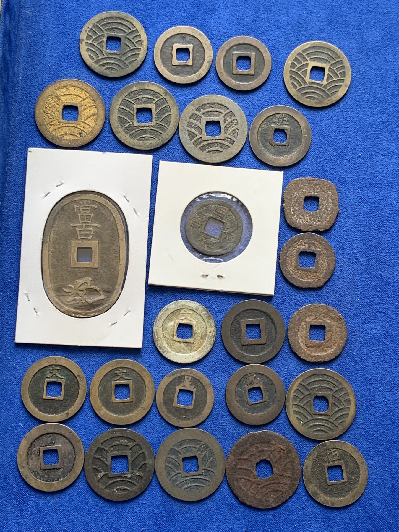 《竞宝斋》第201场-周日，周一 2场 (全场包邮) 日本铜钱一组25枚好品，含宽永背字背大佐、小佐，小，足，元，元。铁钱折二背千（少见），十，久。仙台通宝，天保通宝当百，古宽永，二十一波纹，十一波纹，文久永宝，有一枚鎏金，一枚鎏银。