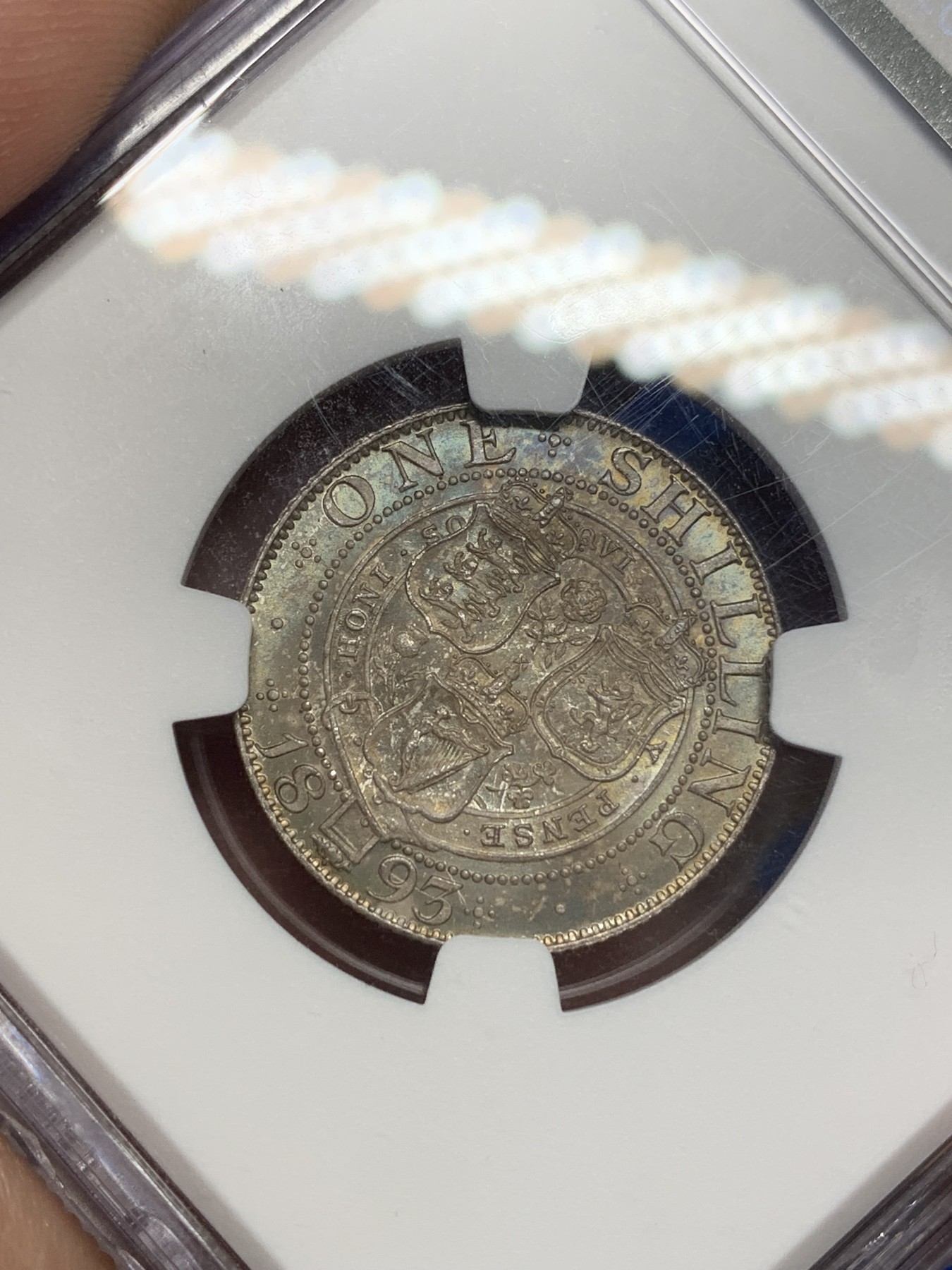 《竞宝斋》第201场-周日，周一 2场 (全场包邮) NGC MS64 英国1893年 维多利亚 披纱版1先令 欧洲包浆 细节到位