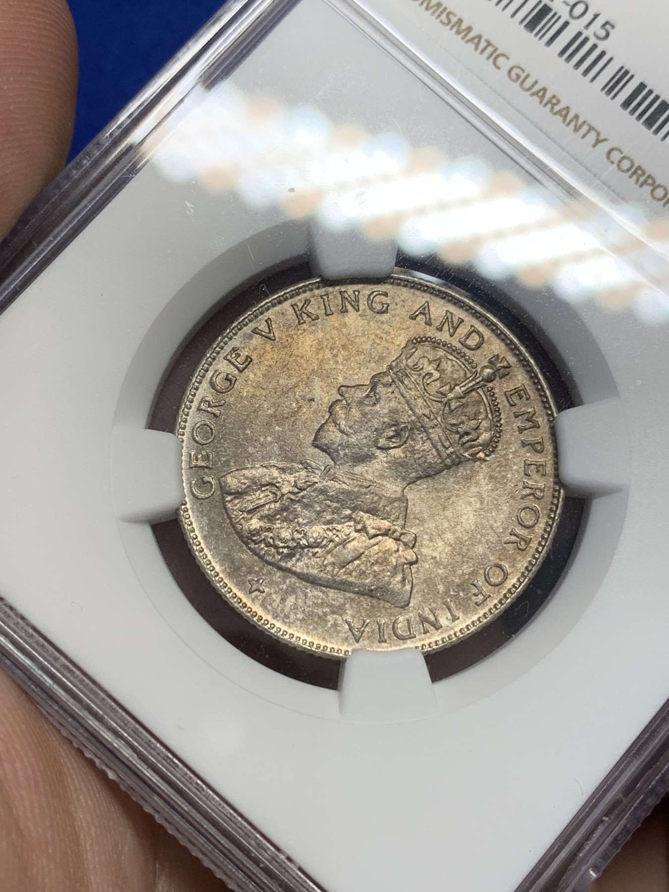 《竞宝斋》第201场-周日，周一 2场 (全场包邮) NGC-MS63 1921年英属海峡殖民地乔五50分银币，半圆大小。金彩包浆，车轮光。壹圆同分已经三四千起步，半圆仍具潜力。