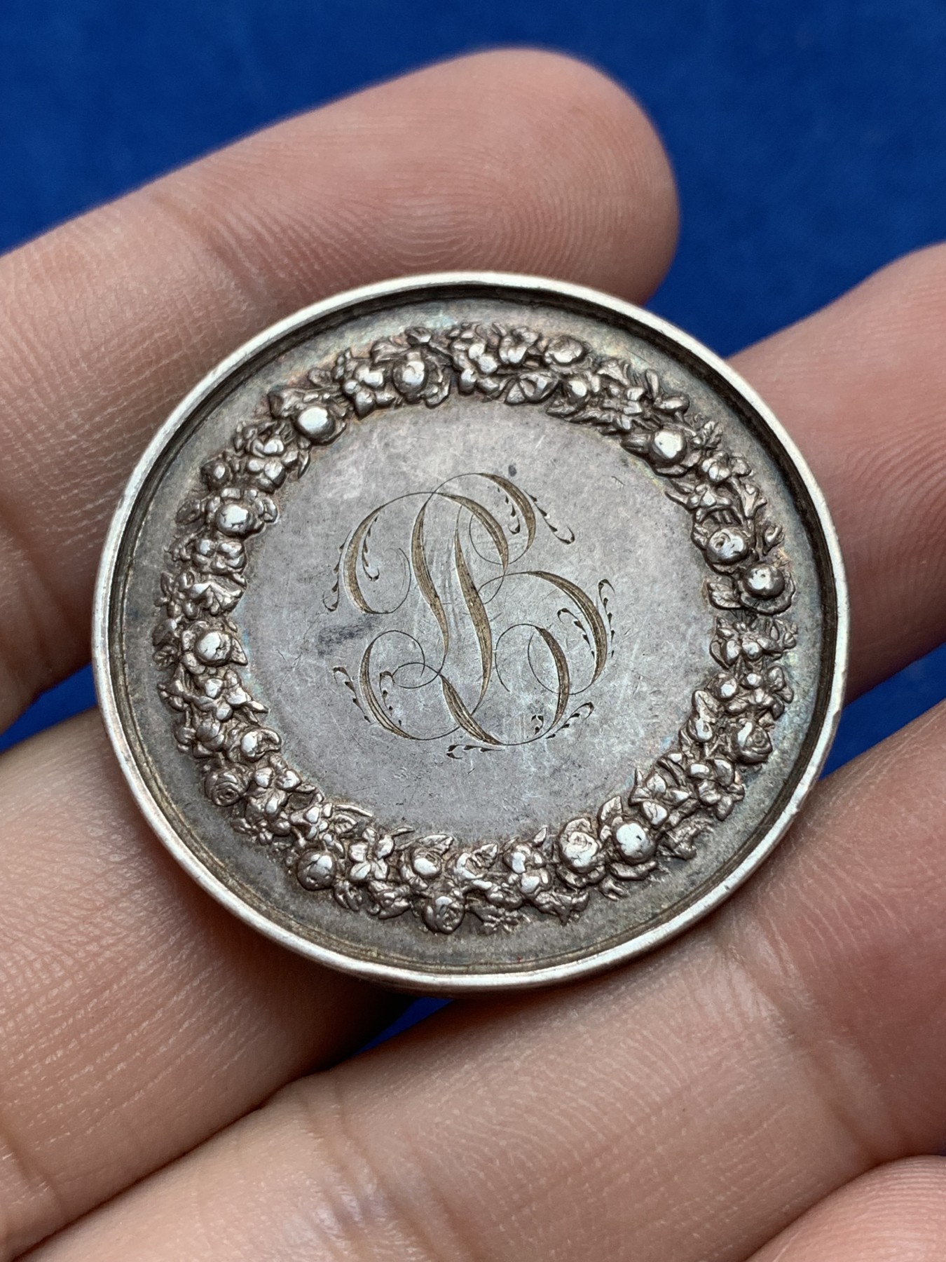 《竞宝斋》第201场-周日，周一 2场 (全场包邮) 法国 1858年 银质 婚章 淡金包浆 背面有花体雕刻 边上结婚的铭文 非常少见   16.1克  33.4mm直径 手指边铭 带银标