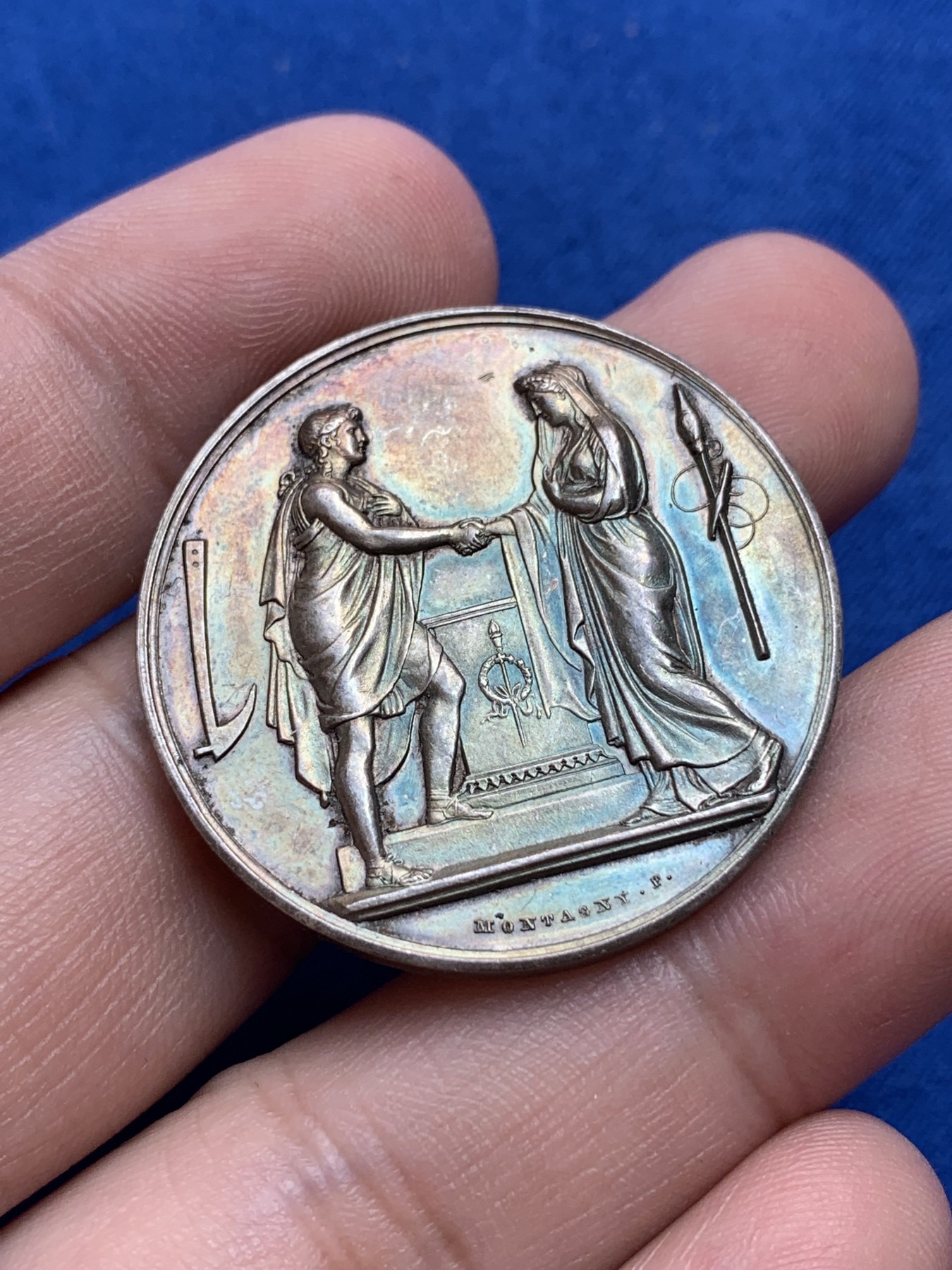 《竞宝斋》第201场-周日，周一 2场 (全场包邮) 法国1886年结婚纪念银章 绚丽包浆，品相不错  直径：34 毫米  重量：18克  边铭：丰饶角＋银标＋ 手工刻花非常漂亮