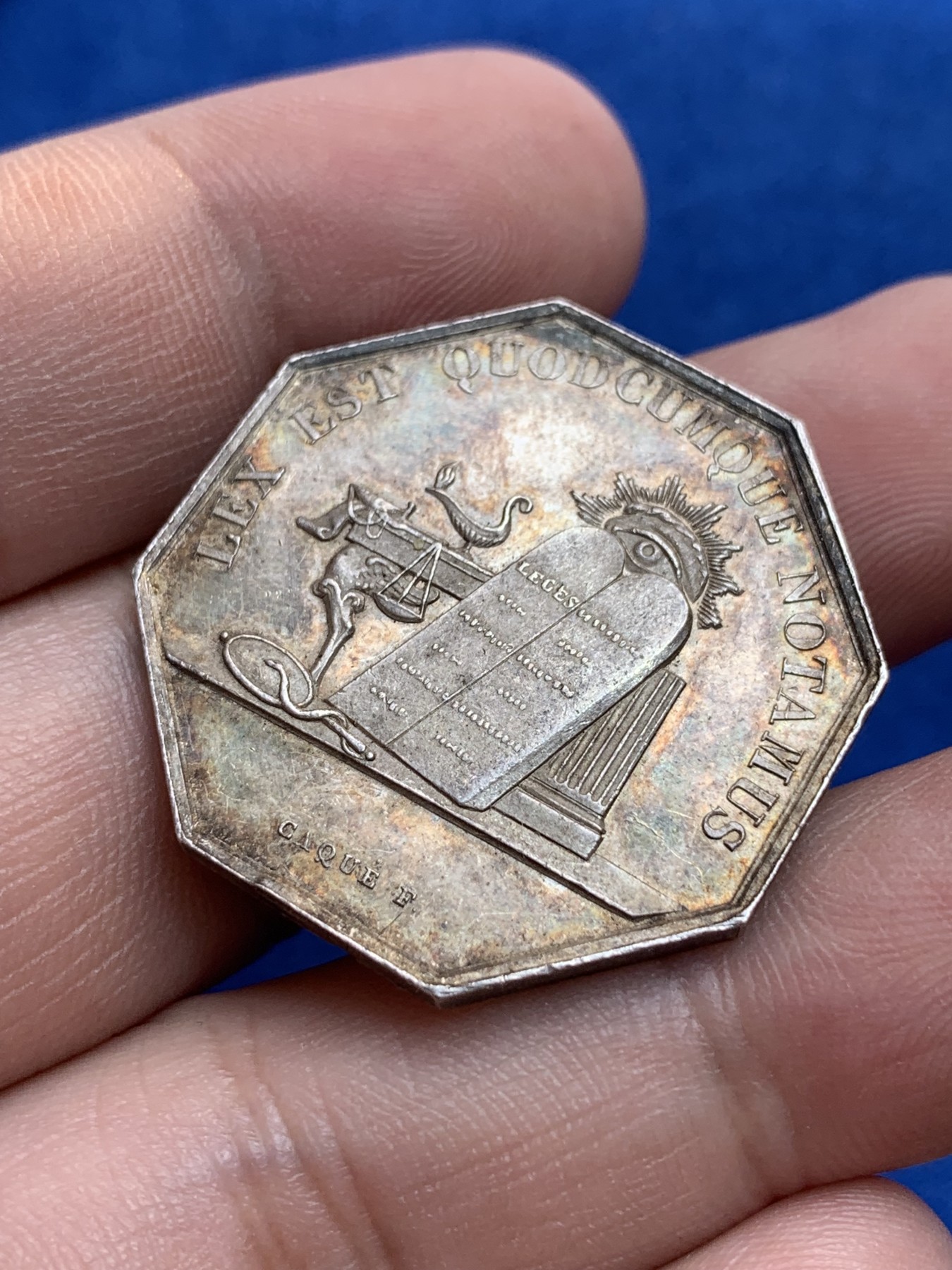 《竞宝斋》第201场-周日，周一 2场 (全场包邮) 法国1845-1860 公证处八角银质代币   重量：13.2g  30.5mm 边铭：手指＋银标