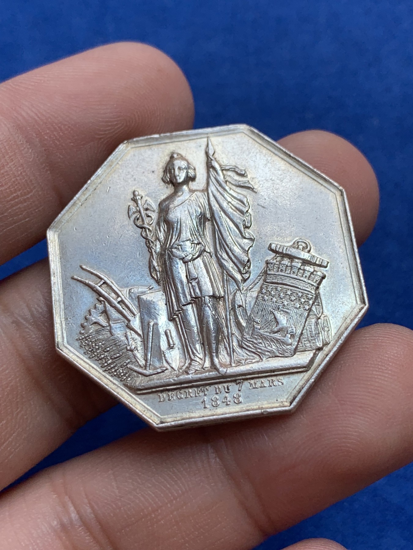 《竞宝斋》第201场-周日，周一 2场 (全场包邮) 法国巴黎银行八角银质代币   重量：18.1g 34.7mm  边铭：银标＋野猪标