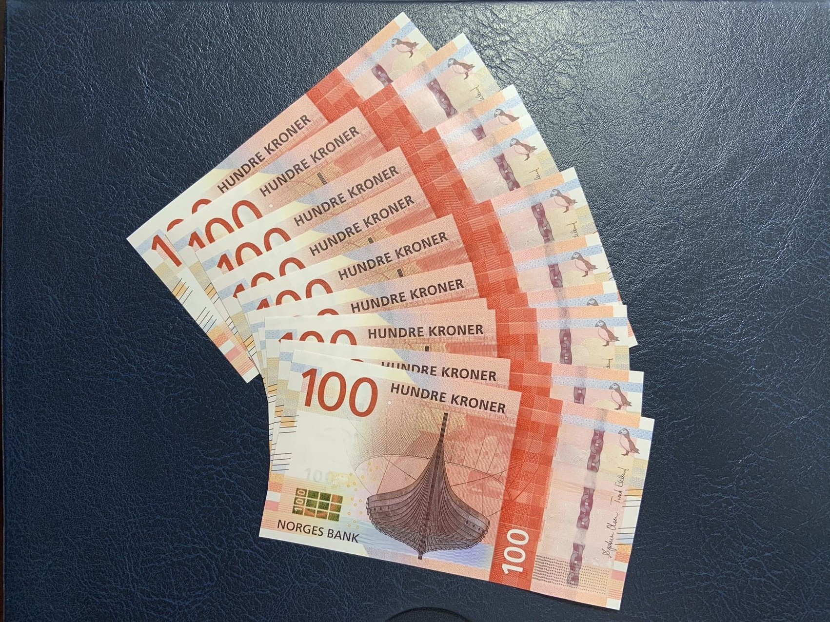收藏联盟Quantum Auction 第292期拍卖  挪威2016年100克朗标准10连号 品相全新UNC 包括一张豹子号999