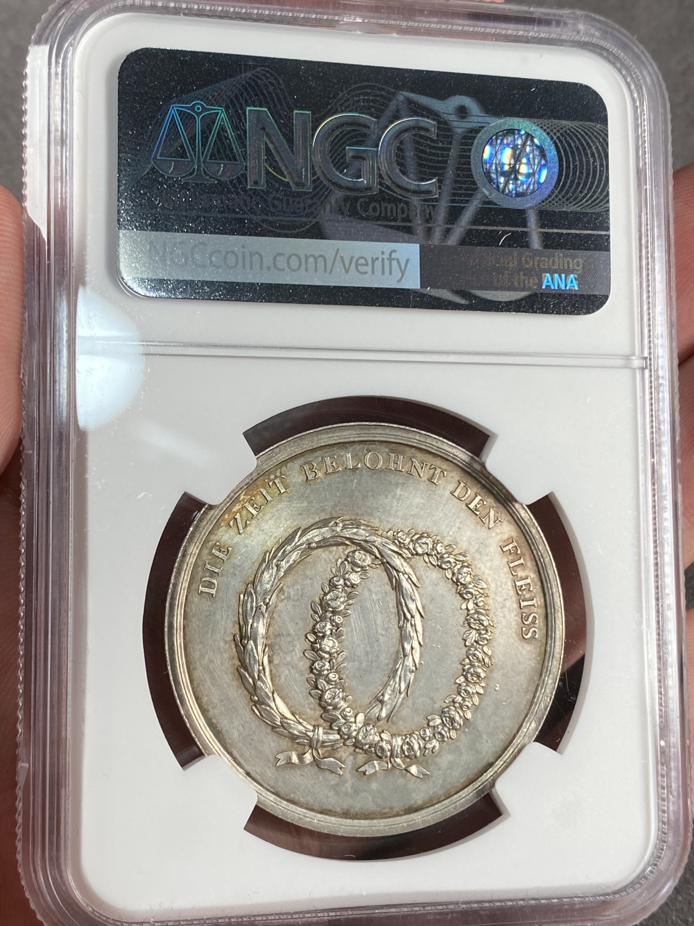 万国钱币拍卖第017期（中秋—国庆花好月圆夜特辑） NGC UNCD 1768年德国雕刻师D.F.LOOS被任命为柏林宫廷首席雕刻师纪念银章 稀少R36.5MM 引用Bolzenthal话称，Loos是一位勤奋的艺术家，在品味不高的时代，他致力于研究肖像画和古代雕刻艺术 Loos在铸造硬币的艺术和技术方面也有无数创新发现 他有两个孩子，弗里德里希·威廉姆和戈特弗里德·伯恩哈德，他们也都获得该奖