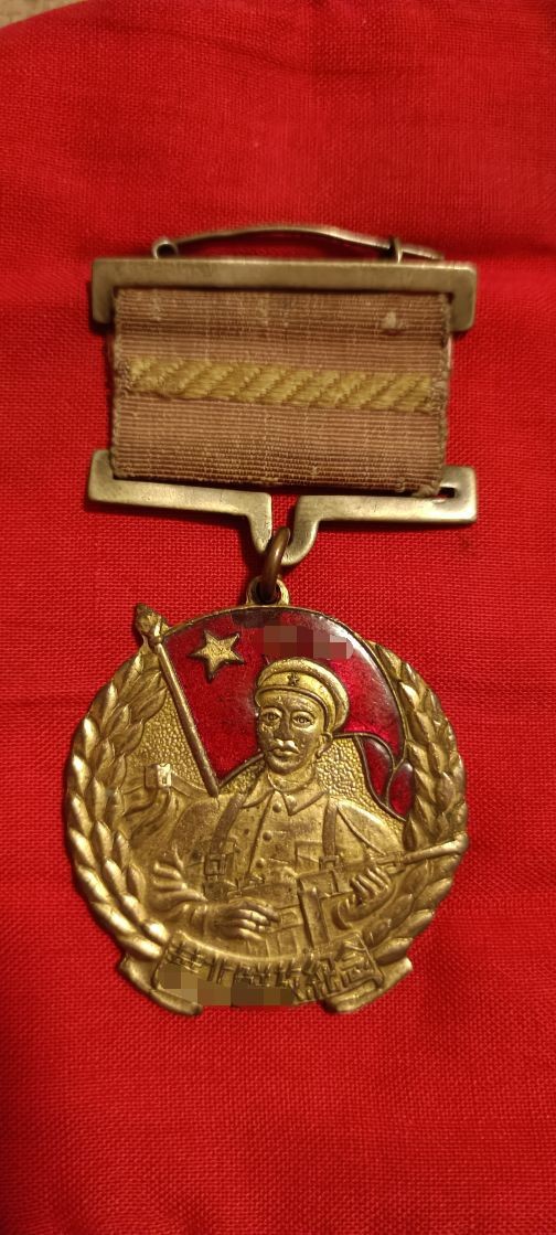 国庆专场，举国同庆，70个拍品全部0起！ 解放华北纪念章，好金水，原挂原珐琅！