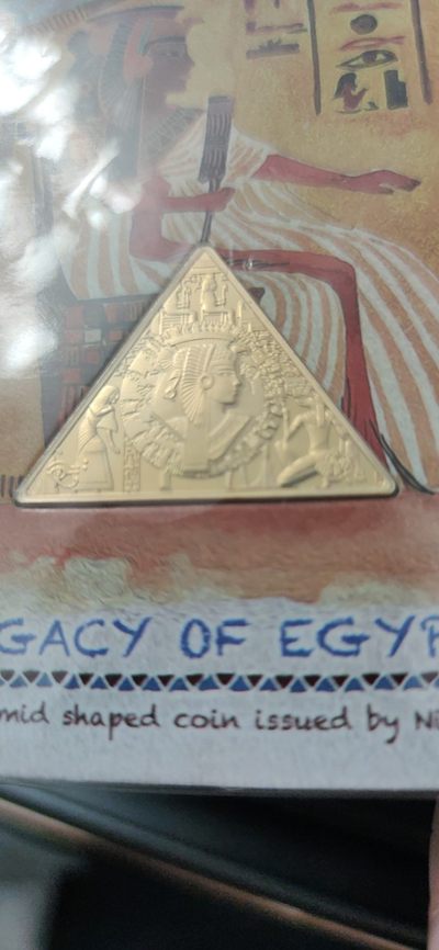 燕姐换藏第60拍 纽埃2020年三角形埃及镀金纪念币
