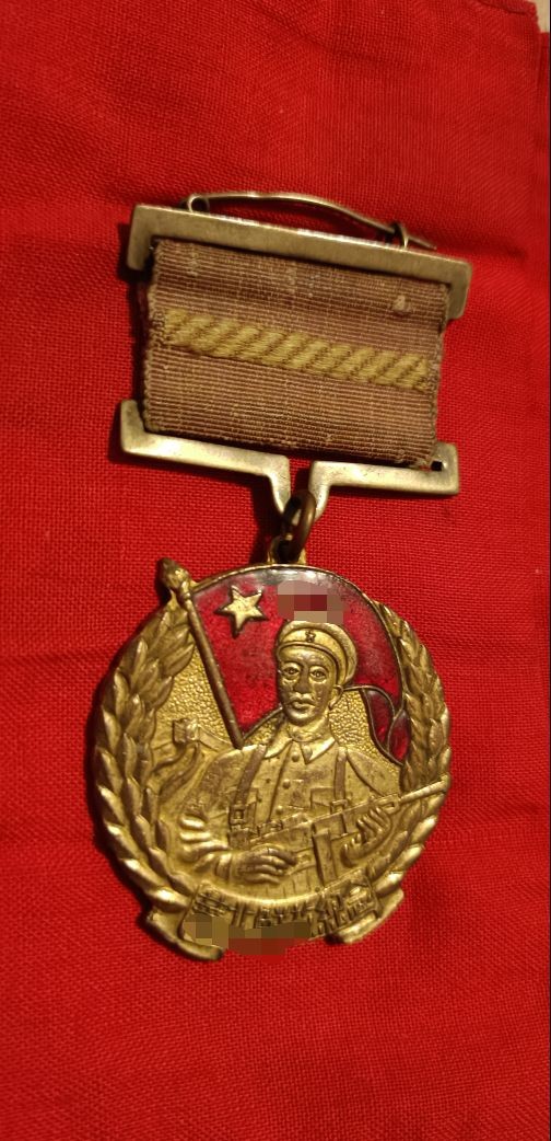 国庆专场，举国同庆，70个拍品全部0起！ 解放华北纪念章，好金水，原挂原珐琅！