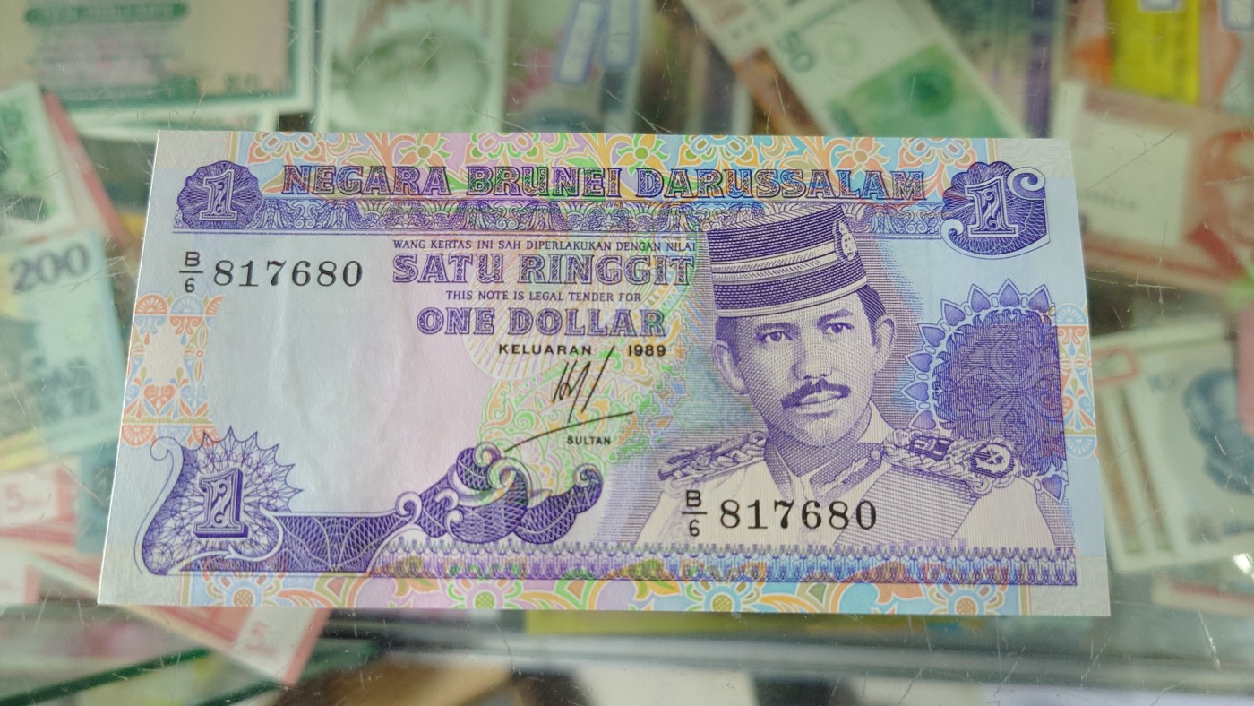 【世界钱币】精选微拍第75期暨2023年第二十二期 部分最新卖剩新品裸钞(有5000卢布AA等) 十月中下旬会有大量新货(优先本群里卖，卖剩的才挂拍卖欢迎关注) 1989年文莱1林吉特 全新绝品无4尾号680