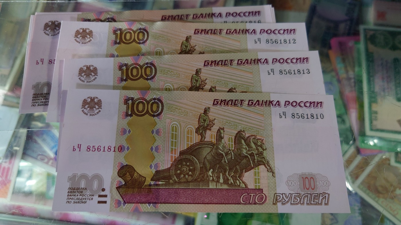 【世界钱币】精选微拍第75期暨2023年第二十二期 部分最新卖剩新品裸钞(有5000卢布AA等) 十月中下旬会有大量新货(优先本群里卖，卖剩的才挂拍卖欢迎关注) 1997年俄罗斯100卢布 全新绝品无47尾号810